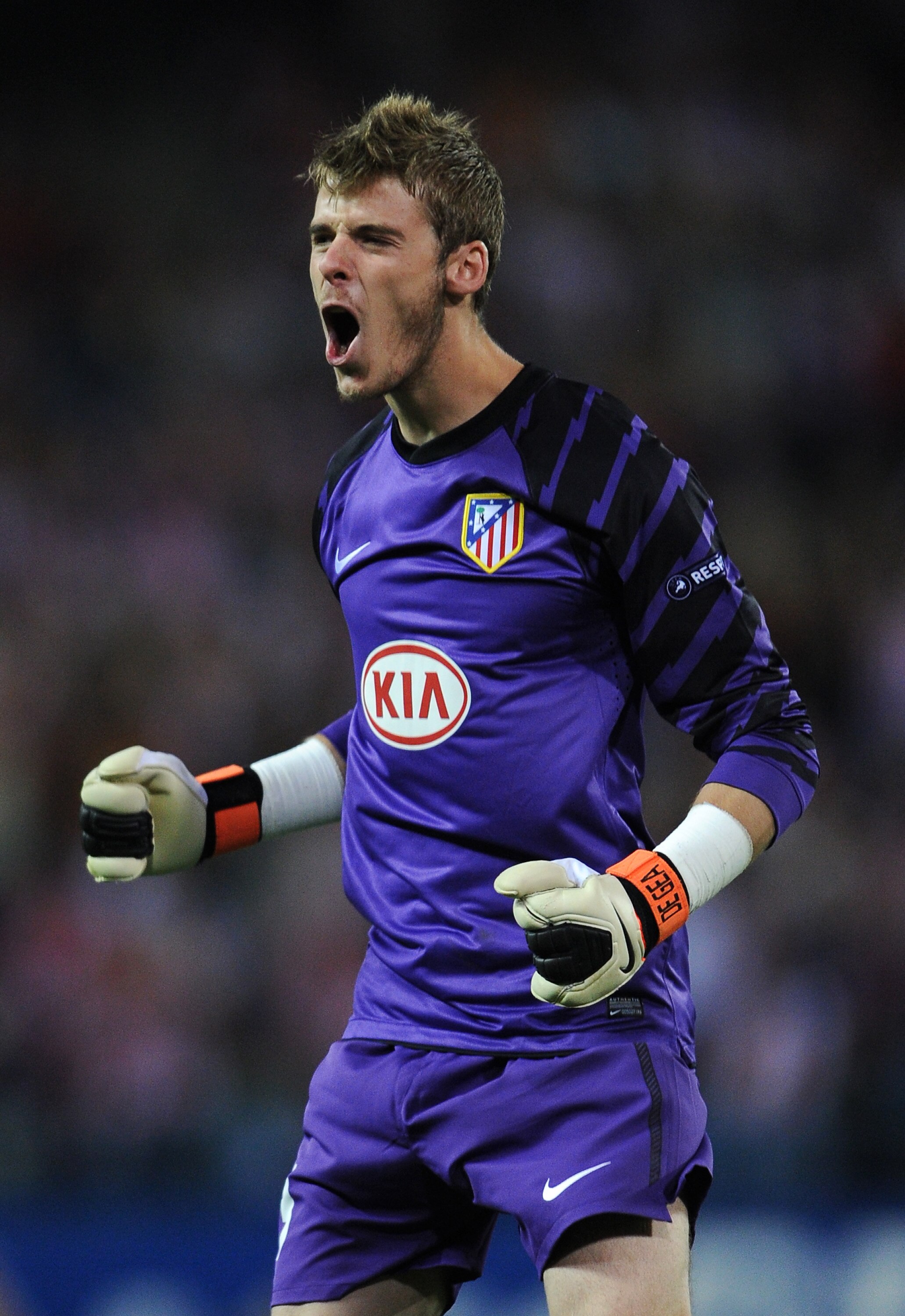 MADRID, SPAIN - SEPTEMBER 30:  Goalkeeper David de Gea of Atletico Madrid celebrates his team equalizing goal during the UEFA Europa League group B match between Atletico Madrid and Bayer 04 Leverkusen at the Vicente Calderon Stadium on September 30, 2010