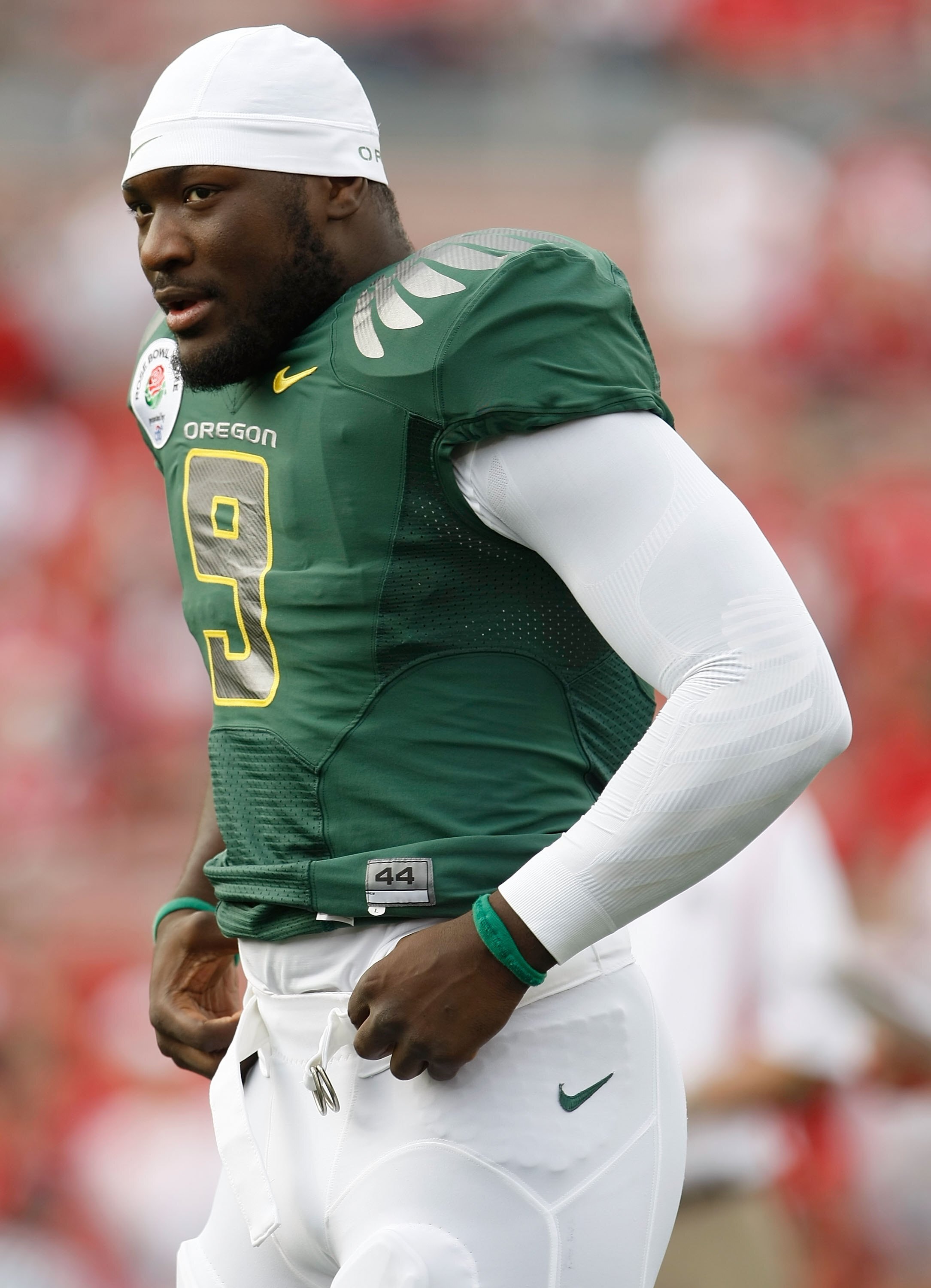 PASADENA, CA - JANUARY 01:  LeGarrette Blount #9 of the Oregon Ducks warms-up prior to the game against the Ohio State Buckeyes at the 96th Rose Bowl game on January 1, 2010 in Pasadena, California.  (Photo by Jeff Gross/Getty Images)
