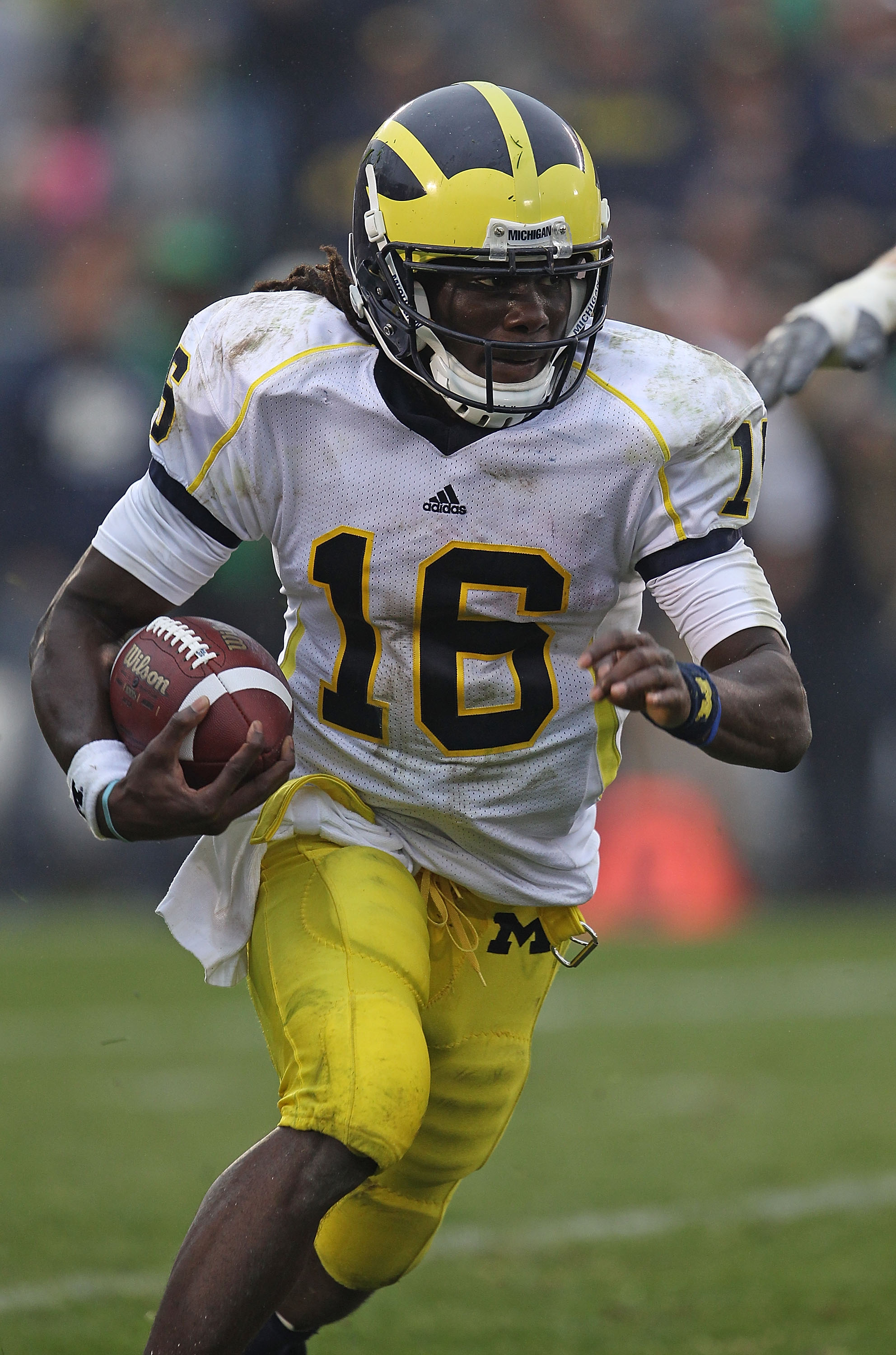 SOUTH BEND, IN - SEPTEMBER 11: Denard Robinson #16 of the Michigan Wolverines runs against the Notre Dame Fighting Irish at Notre Dame Stadium on September 11, 2010 in South Bend, Indiana. Michigan defeated Notre Dame 28-24. (Photo by Jonathan Daniel/Gett