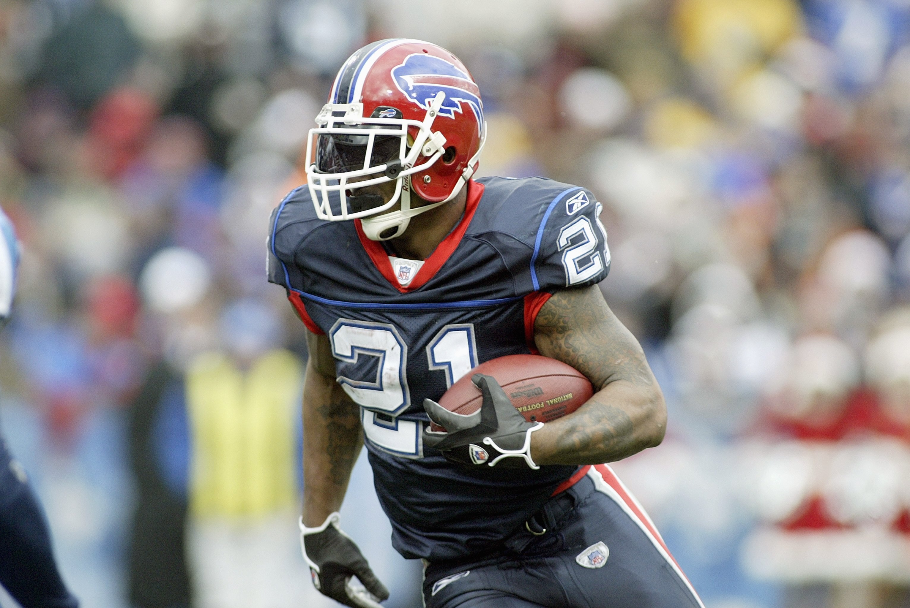 ORCHARD PARK, NY - DECEMBER 24:  Willis McGahee #21 of the Buffalo Bills carries the ball during the game agianst the Tennessee Titans on December 24, 2006 at Ralph Wilson Stadium in Orchard Park, New York. The Titans defeated the Bills 30-29. (Photo by R