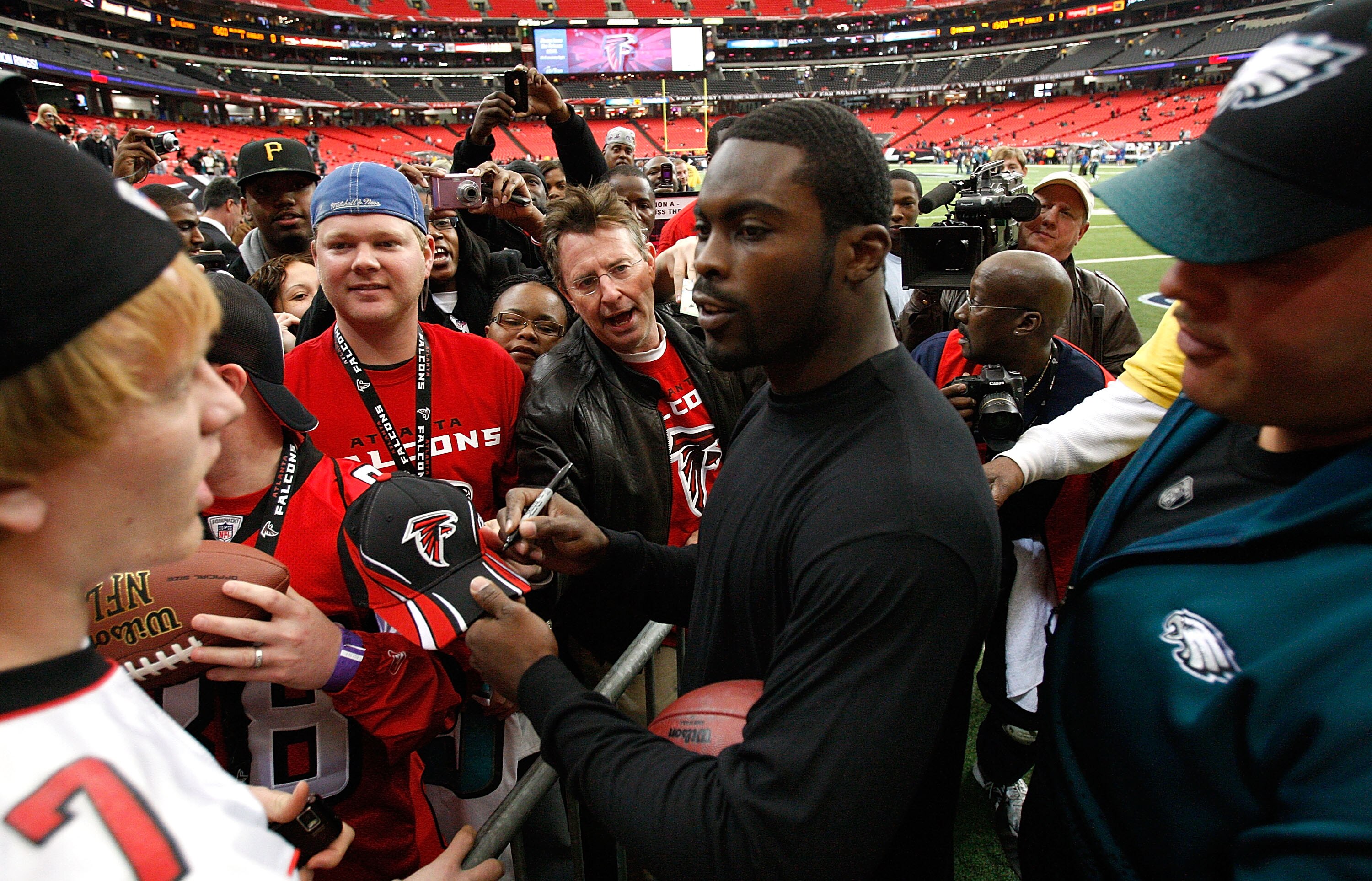 ATLANTA - DECEMBER 06:  Michael Vick #7 of the Philadelphia Eagles is greeted by fans of the Atlanta Falcons before the game at Georgia Dome on December 6, 2009 in Atlanta, Georgia.  (Photo by Kevin C. Cox/Getty Images)