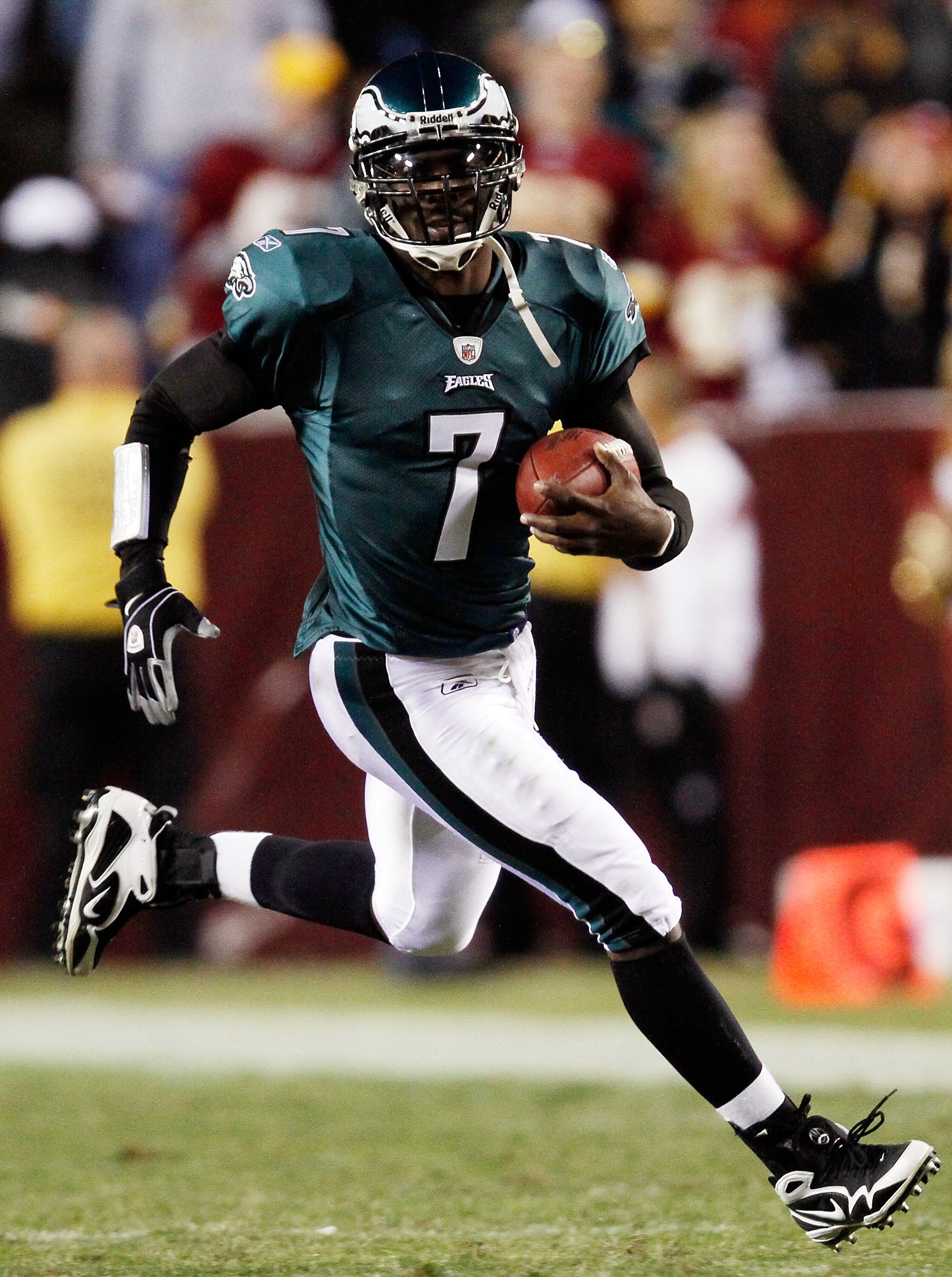 LANDOVER, MD - OCTOBER 26:  Michael Vick #7 of the Philadelphia Eagles runs the ball against the Washington Redskins at FedEx Field October 26, 2009 in Landover, Maryland.  The Eagles won the game 27-17.  (Photo by Win McNamee/Getty Images)
