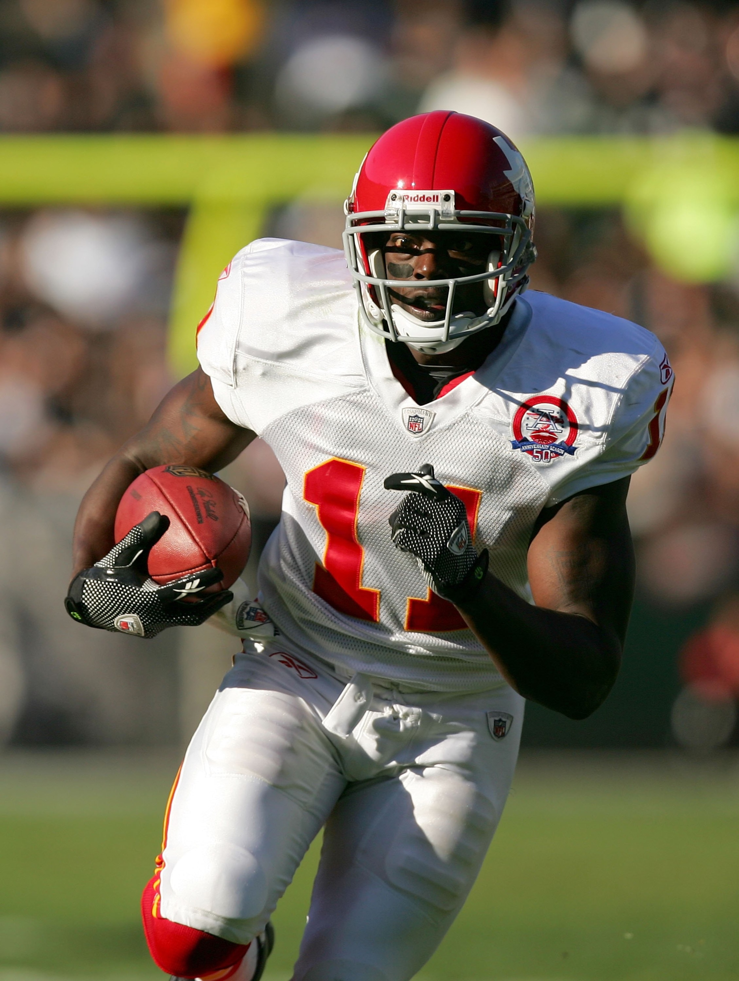OAKLAND, CA - NOVEMBER 15:  Chris Chambers #11 of the Kansas City Chiefs runs with the ball during their game against the Oakland Raiders at Oakland-Alameda County Coliseum on November 15, 2009 in Oakland, California.  (Photo by Ezra Shaw/Getty Images)