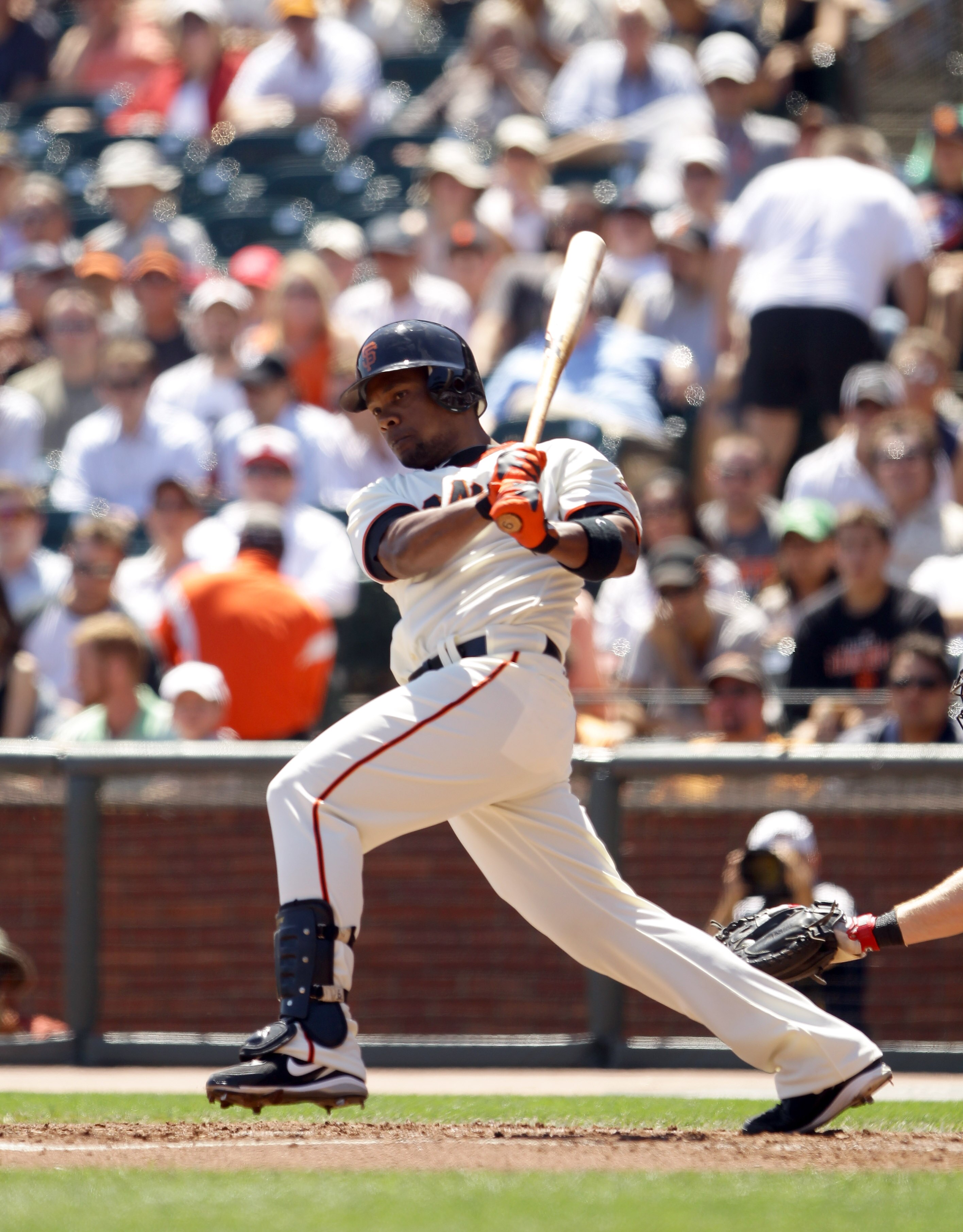 SAN FRANCISCO - AUGUST 25:  Jose Guillen #6 of the San Francisco Giants bats against the Cincinnati Reds at AT&T Park on August 25, 2010 in San Francisco, California.  (Photo by Ezra Shaw/Getty Images)