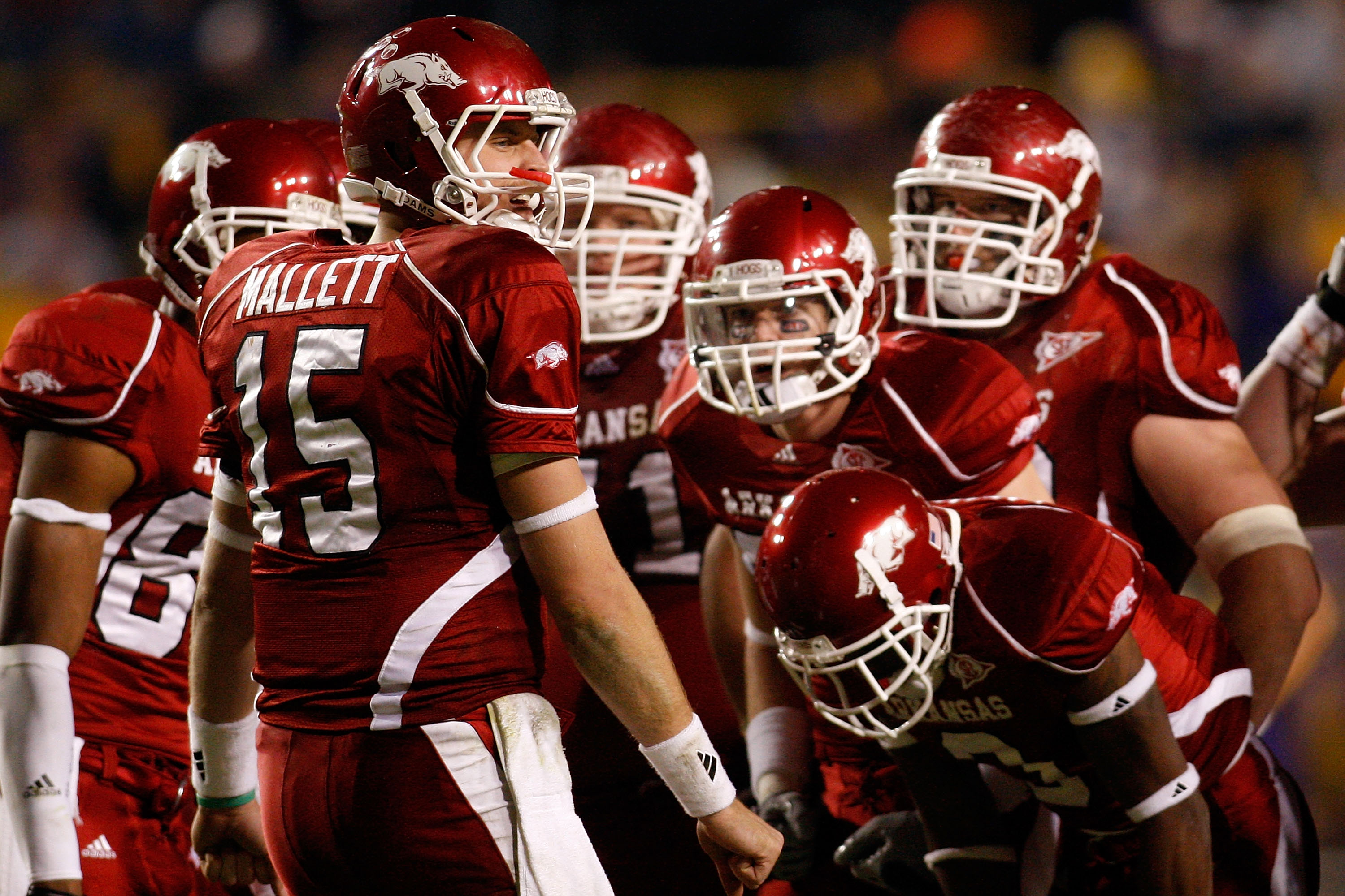 BATON ROUGE, LA - NOVEMBER 28:  Quarterback Ryan Mallett #15 of the Arkansas Razorbacks talks with his team during a time out against the LSU Tigers at Tiger Stadium on November 28, 2009 in Baton Rouge, Louisiana.  The Tigers defeated the Razorbacks 33-30