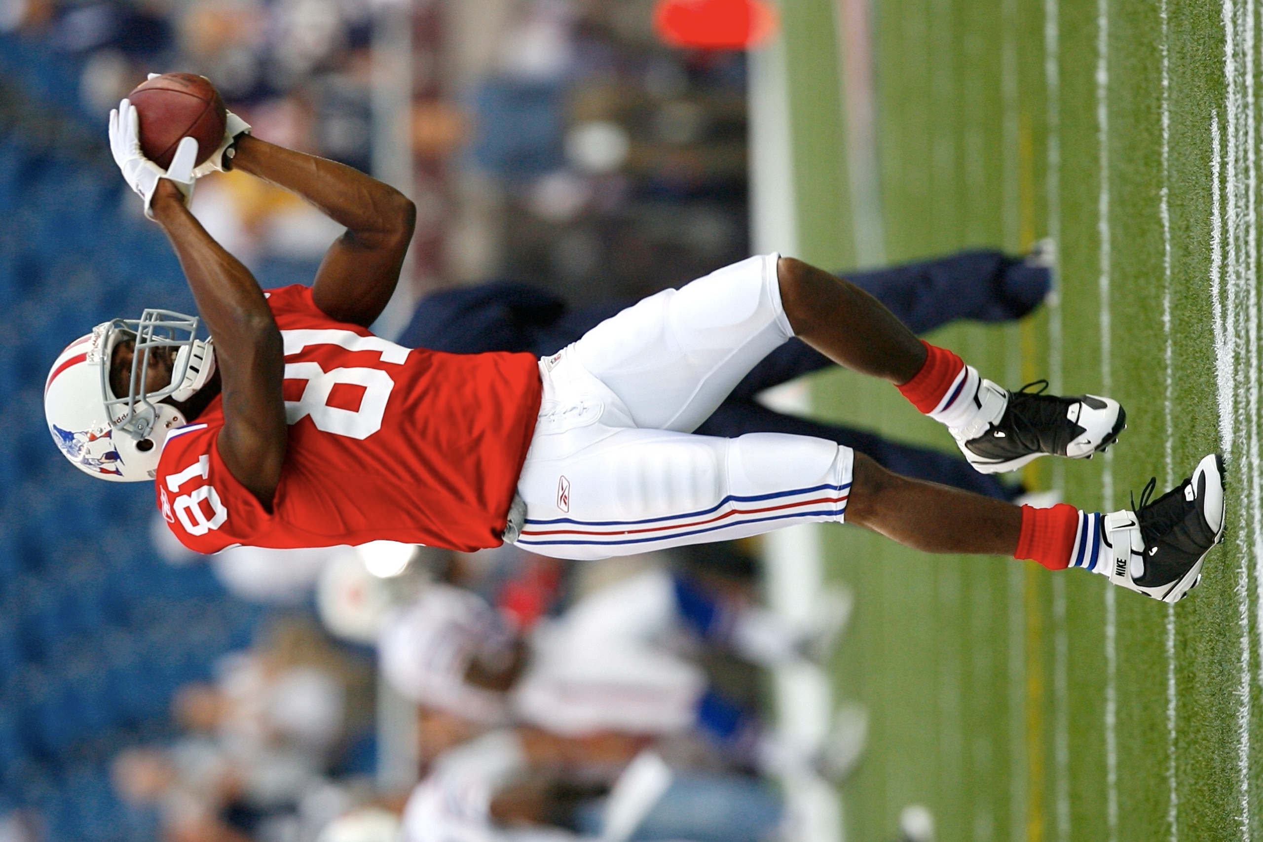 FOXBORO, MA - SEPTEMBER 14:  Randy Moss #81 of the New England Patriots catches a pass during warm ups before the game against the Buffalo Bills on September 14, 2009 at Gillette Stadium in Foxboro, Massachusetts. (Photo by Jim Rogash/Getty Images)