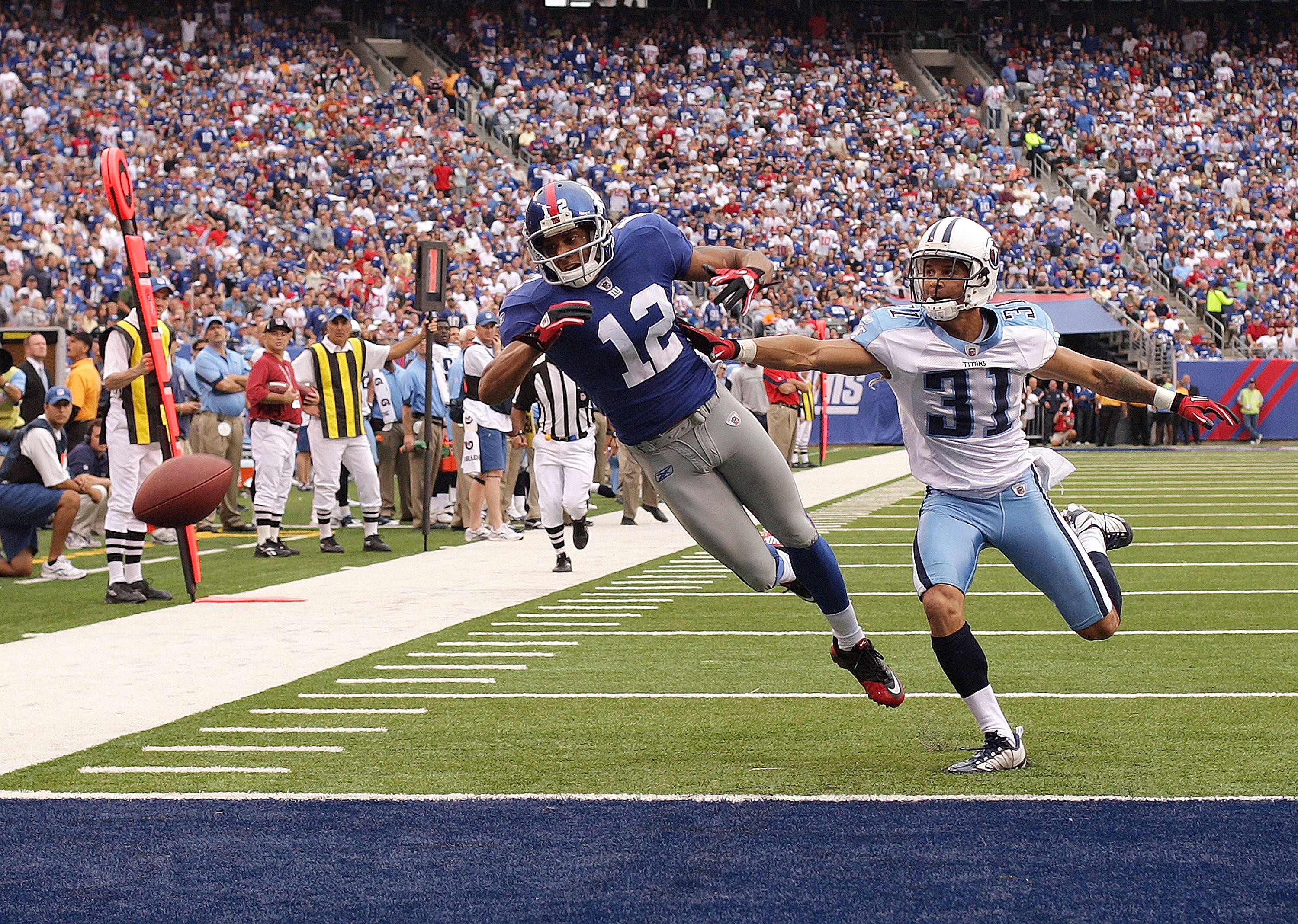 EAST RUTHERFORD, NJ - SEPTEMBER 26:  Steve Smith #12 of the New York Giants misses a touchdown pass being guarded by Cortland Finnegan #31 during a game against the Tennessee Titans at New Meadowlands Stadium on September 26, 2010 in East Rutherford, New 