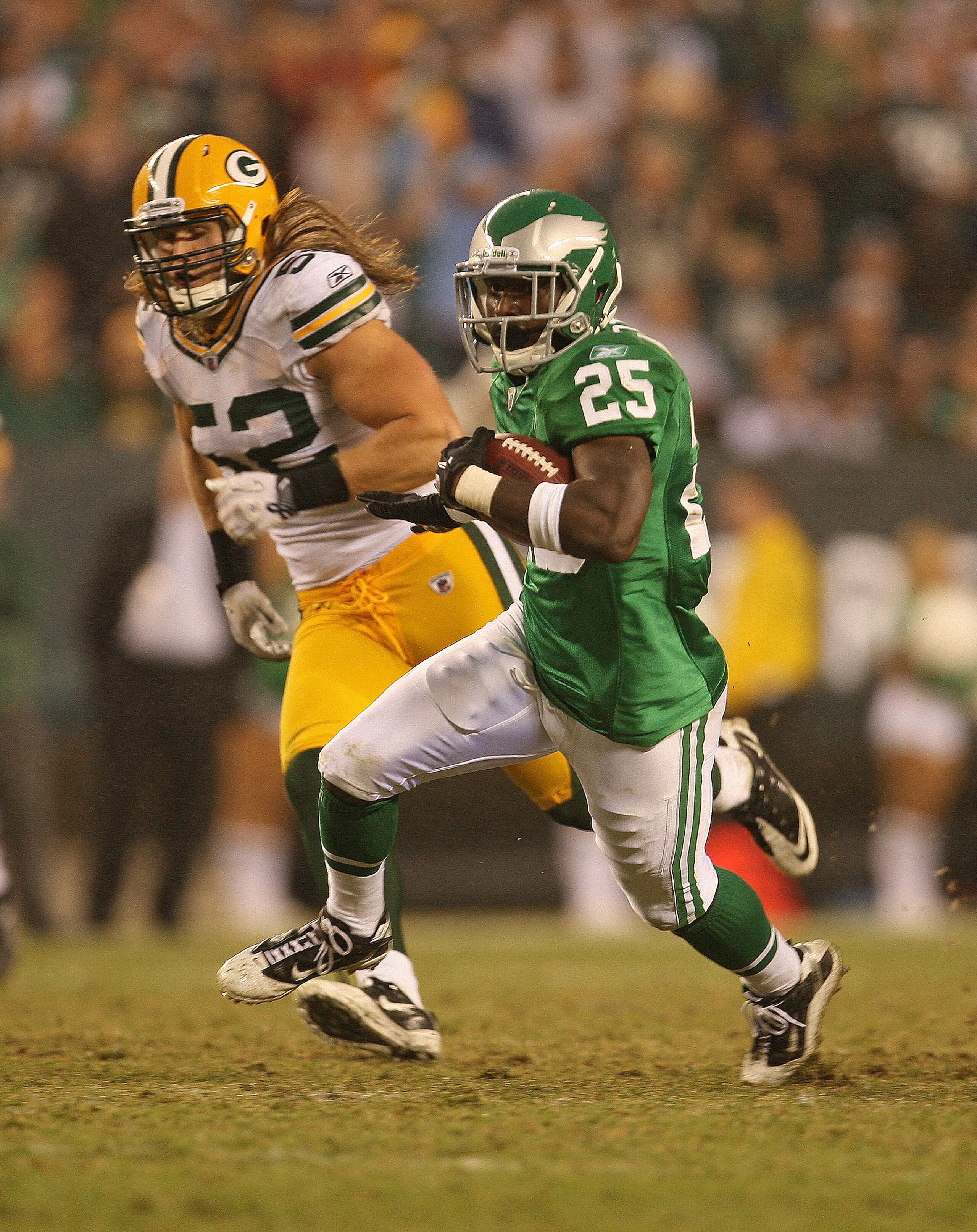 PHILADELPHIA - SEPTEMBER 12: LeSean McCoy #25 of the Philadelphia Eagles rushes during a game against the Green Bay Packers at Lincoln Financial Field on September 12, 2010 in Philadelphia, Pennsylvania. (Photo by Mike Ehrmann/Getty Images) PHILADELPHIA - SEPTEMBER 12: LeSean McCoy #25 of the Philadelphia Eagles rushes during a game against the Green Bay Packers at Lincoln Financial Field on September 12, 2010 in Philadelphia, Pennsylvania. (Photo by Mike Ehrmann/Getty Images)