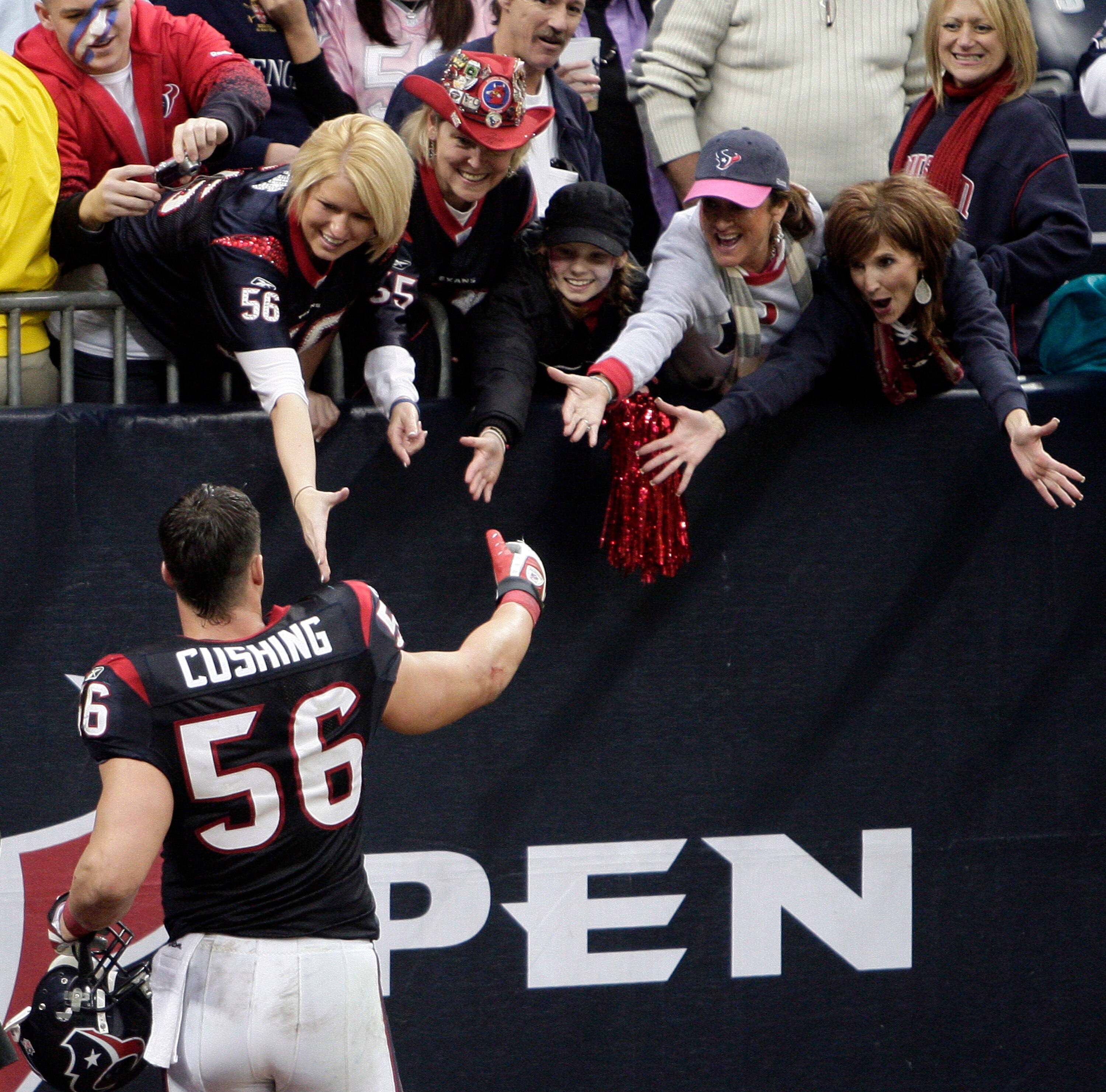 HOUSTON - JANUARY 03:  Linebacker Brian Cushing #56 shakes hands with the fans after their win over the New England Patriots at Reliant Stadium on January 3, 2010 in Houston, Texas.  (Photo by Bob Levey/Getty Images)