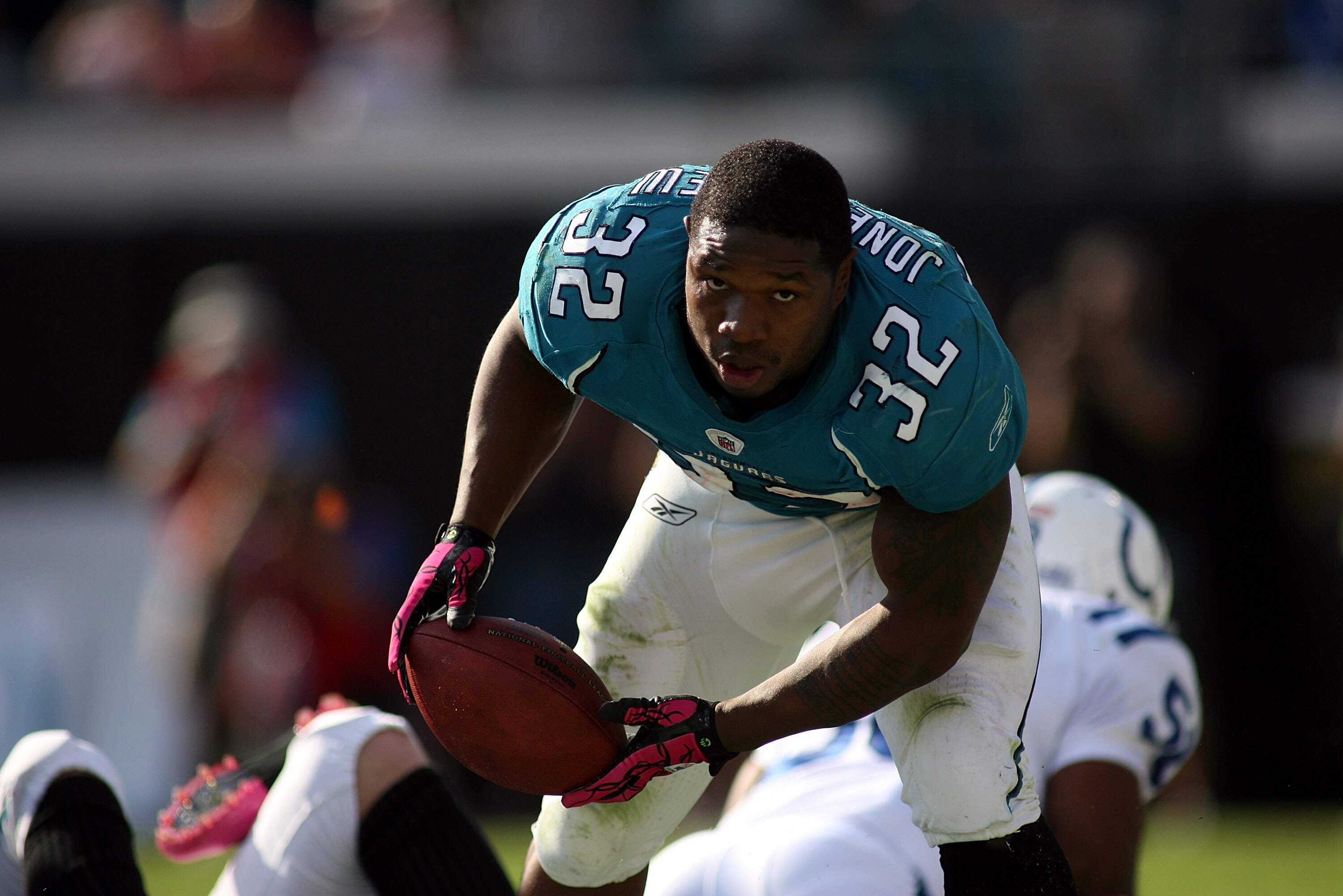 JACKSONVILLE, FL - OCTOBER 03:  Running back Maurice Jones-Drew #32 of the Jacksonville Jaguars scores a touchdown with no helmut against the Indianapolis Colts at EverBank Field on October 3, 2010 in Jacksonville, Florida. The Jaguars won 31-28.  (Photo