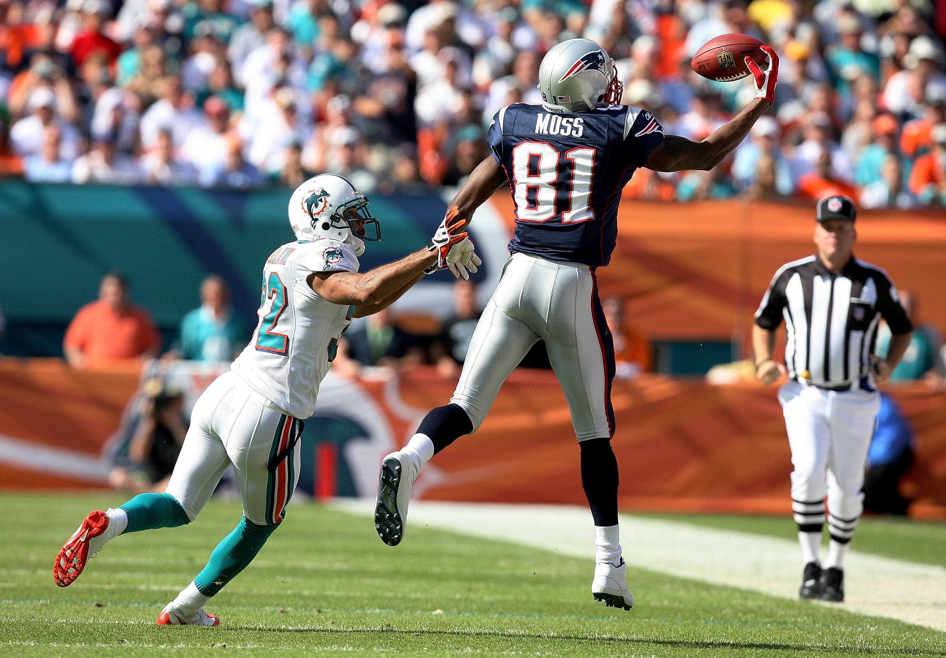 MIAMI - NOVEMBER 23: Wide receiver Randy Moss #81 of the New England Patriots pulls in a one-handed catch over cornerback Jason Allen #32 of the Miami Dolphins at Dolphin Stadium on November 23, 2008 in Miami, Florida.  (Photo by Doug Benc/Getty Images)