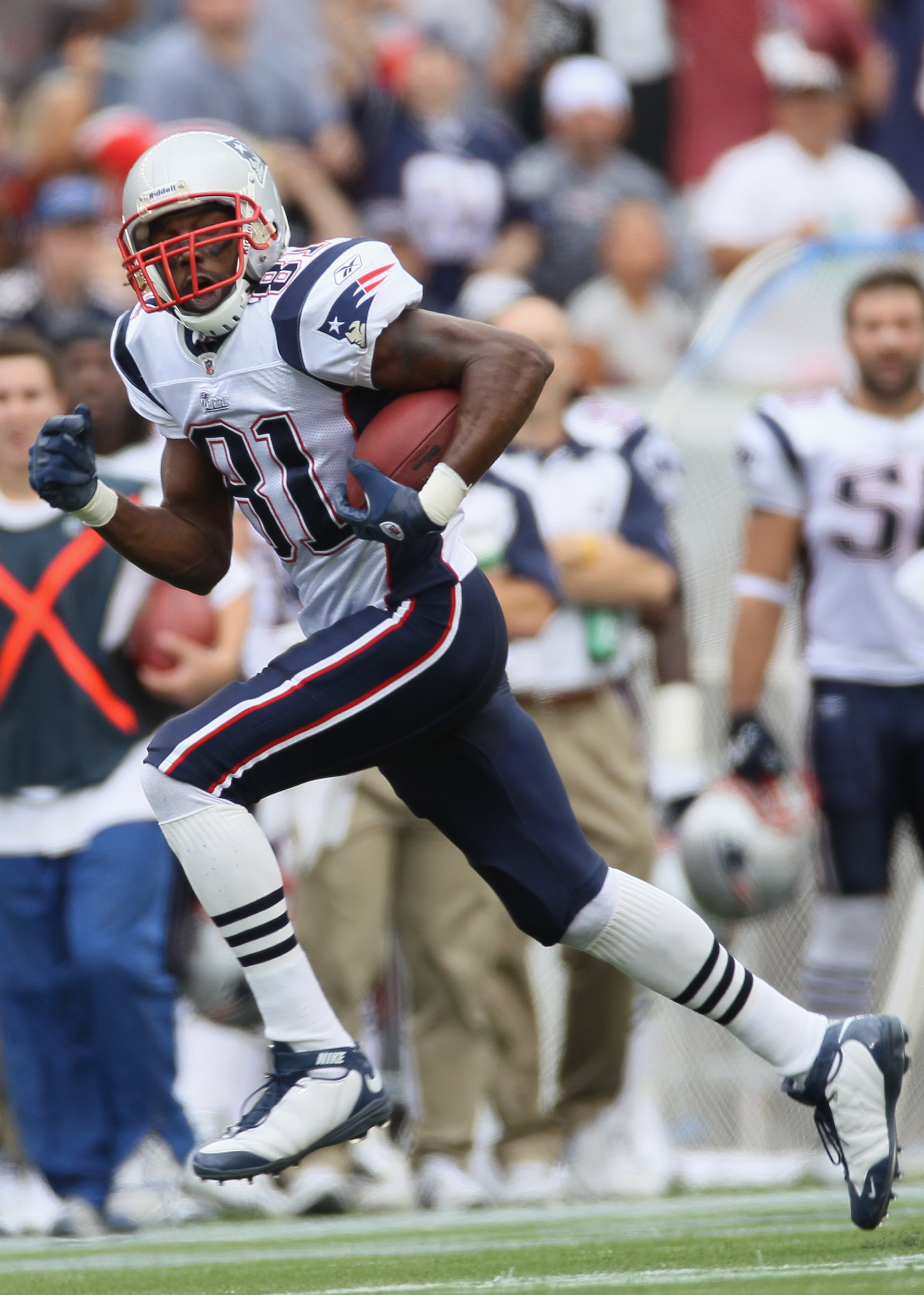 FOXBORO, MA - SEPTEMBER 12:  Randy Moss #81  of the New England Patriots carries the ball in the first half against the Cincinnati Bengals during the NFL season opener on September 12, 2010 at Gillette Stadium in Foxboro, Massachusetts.  (Photo by Elsa/Ge