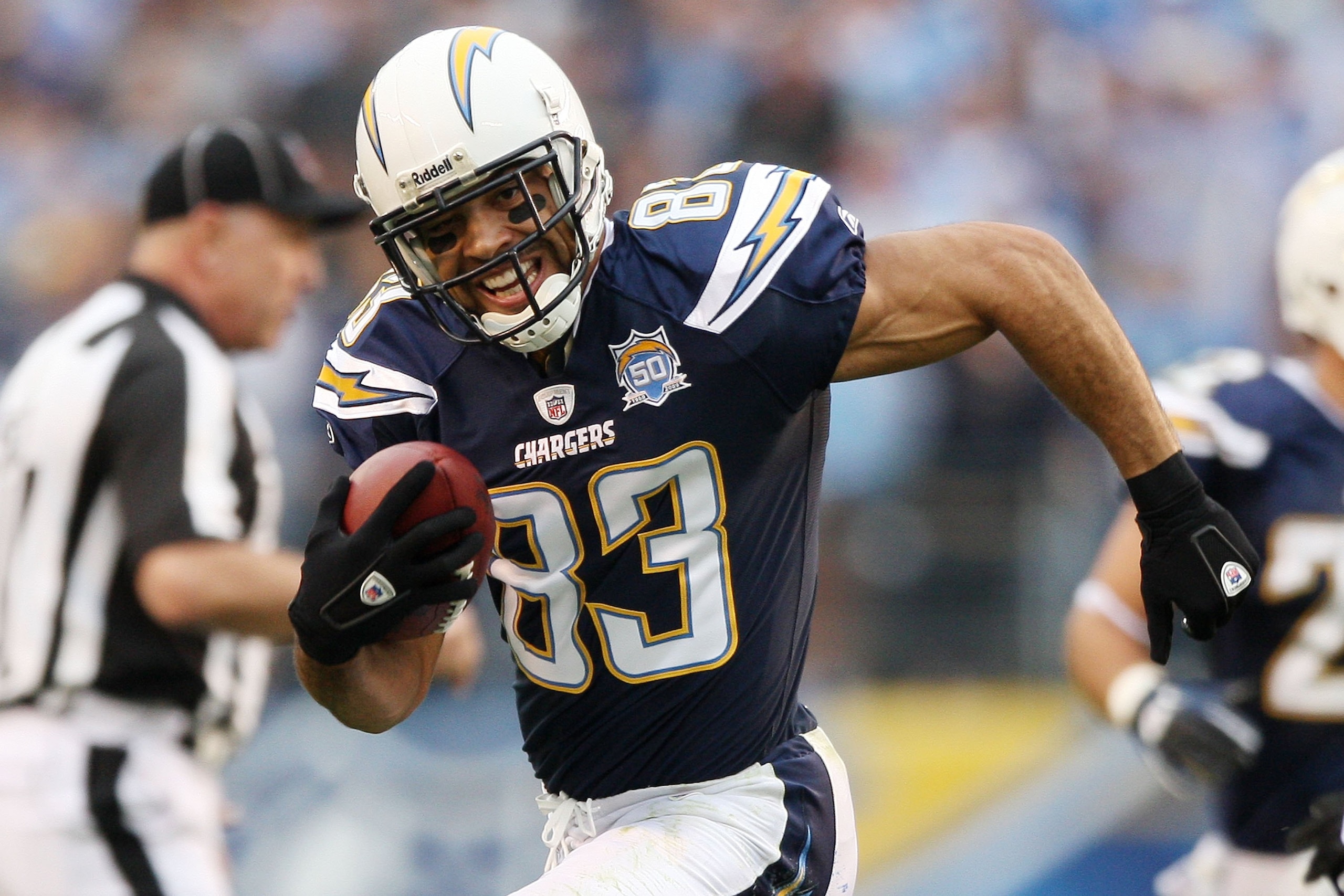 SAN DIEGO - JANUARY 17:  Wide receiver Vincent Jackson #83 of the San Diego Chargers runs with the ball after a catch against the New York Jets during  AFC Divisional Playoff Game at Qualcomm Stadium on January 17, 2010 in San Diego, California.  (Photo b