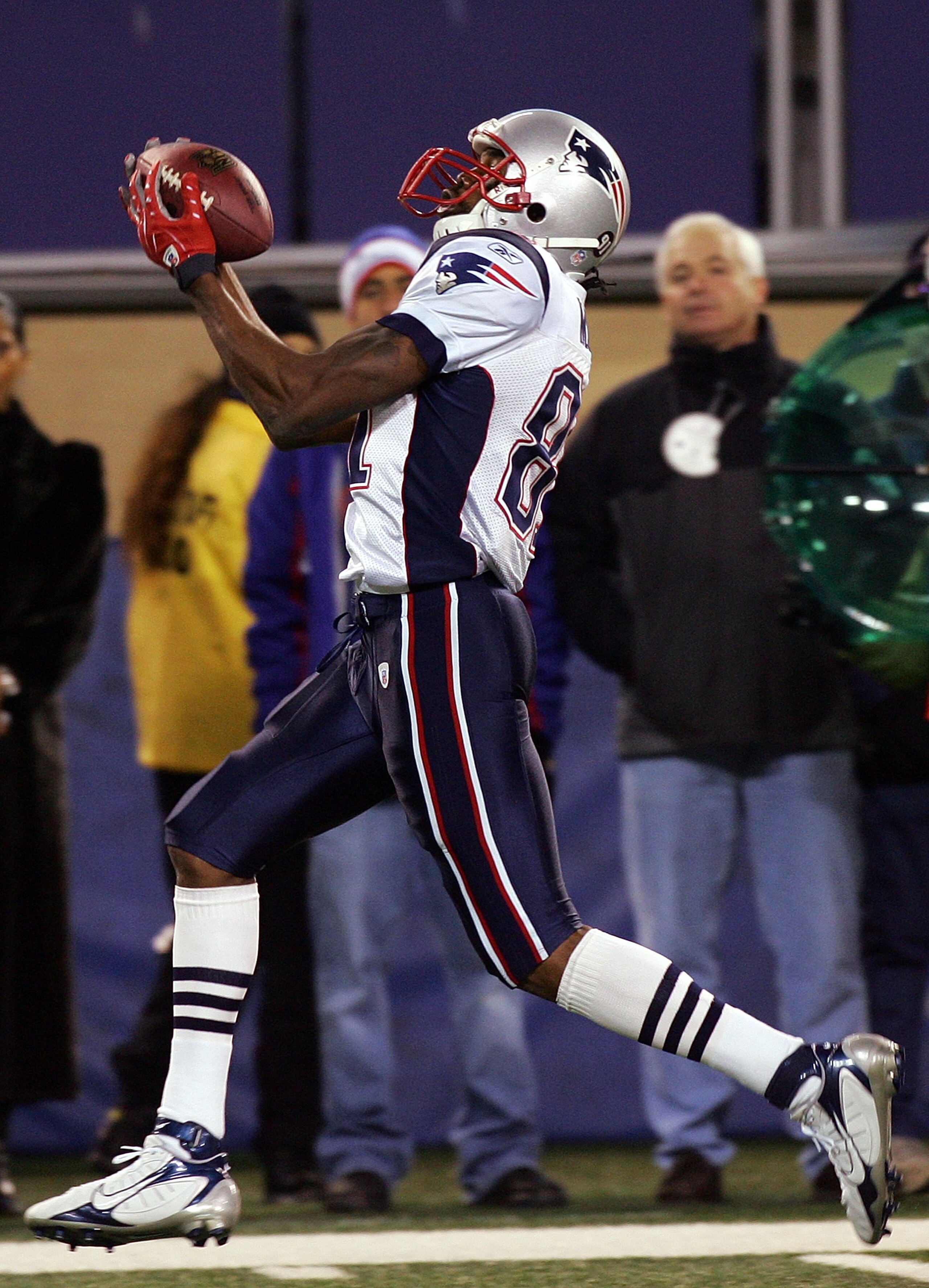 EAST RUTHERFORD, NJ - DECEMBER 29:  Randy Moss  #81 of the New England Patriots runs after a catch for his 23rd touchdown of the season breaking the all time season high for touchdowns in a season against  the New York Giants on December 29, 2007 at Giant