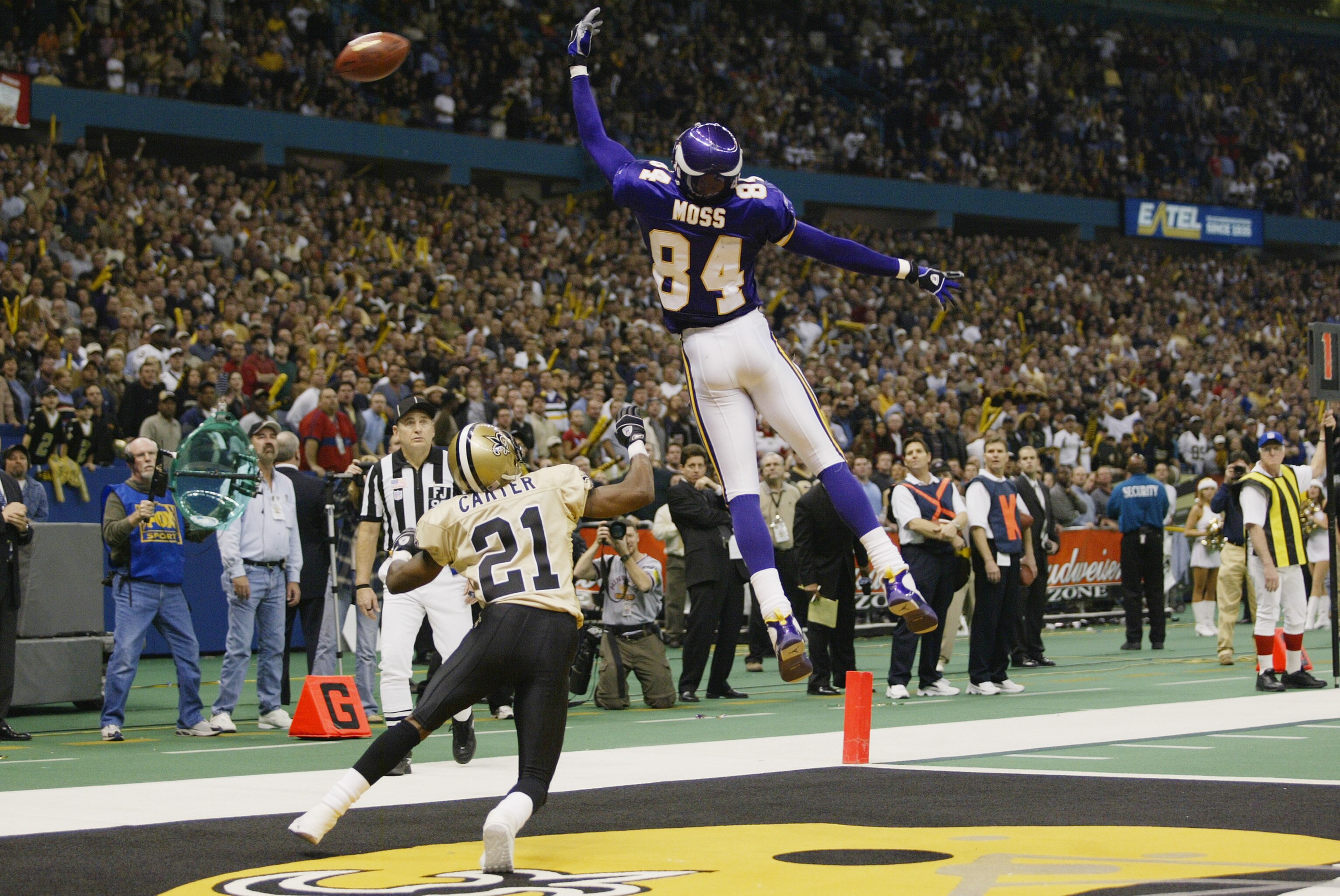 NEW ORLEANS, LA - DECEMBER 15:  Wide receiver Randy Moss #84 of the Minnesota Vikings just misses the football in the fourth quarter during the NFL game against the New Orleans Saints at the Louisiana Superdome on December 15, 2002 in New Orleans, Louisia
