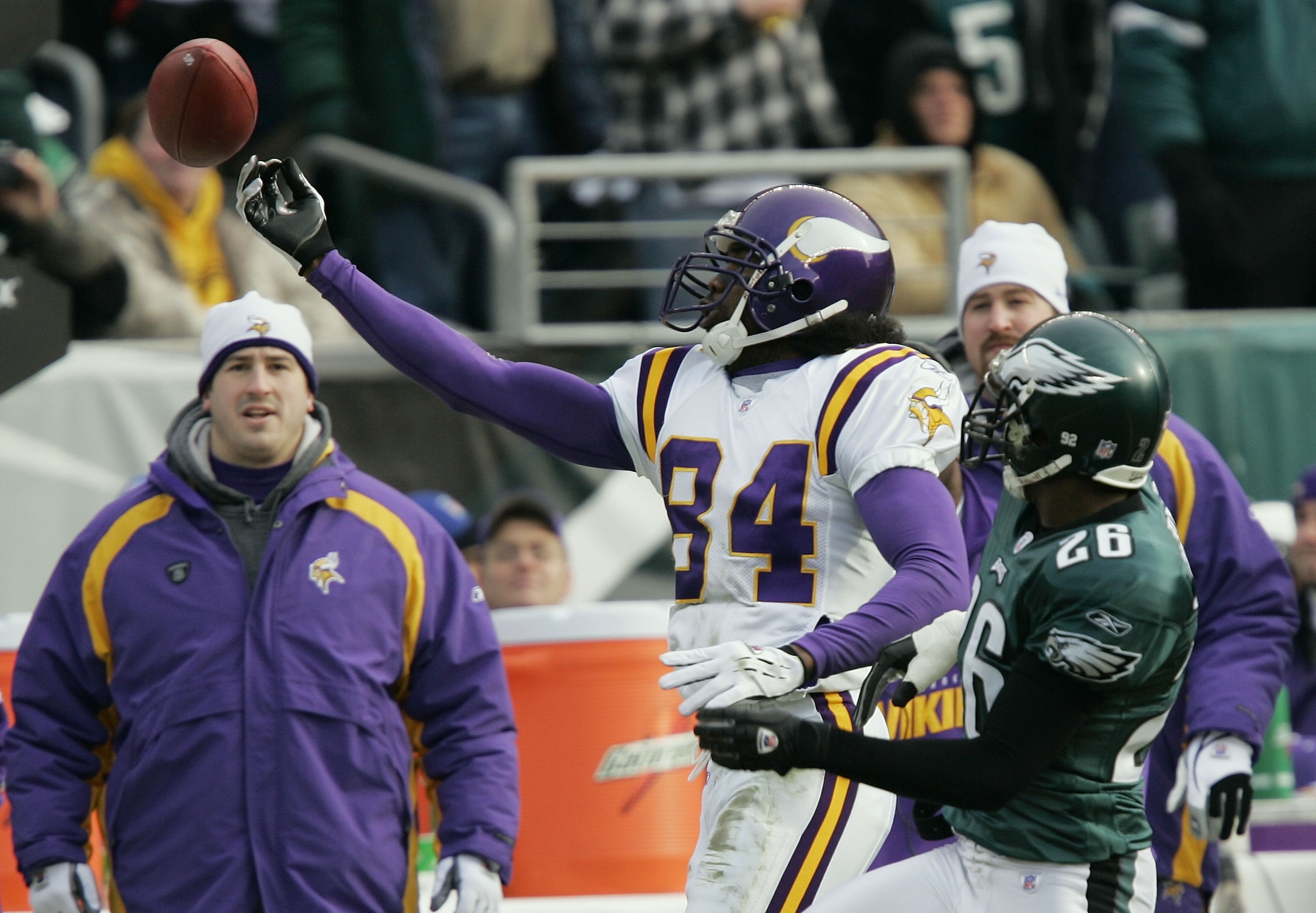 PHILADELPHIA - JANUARY 16:  Wide receiver Randy Moss #84 of the Minnesota Vikings reaches out with one hand to try and catch a pass against the defense of cornerback Lito Sheppard #26 of the Philadelphia Eagles in an NFC divisional playoff game at Lincoln