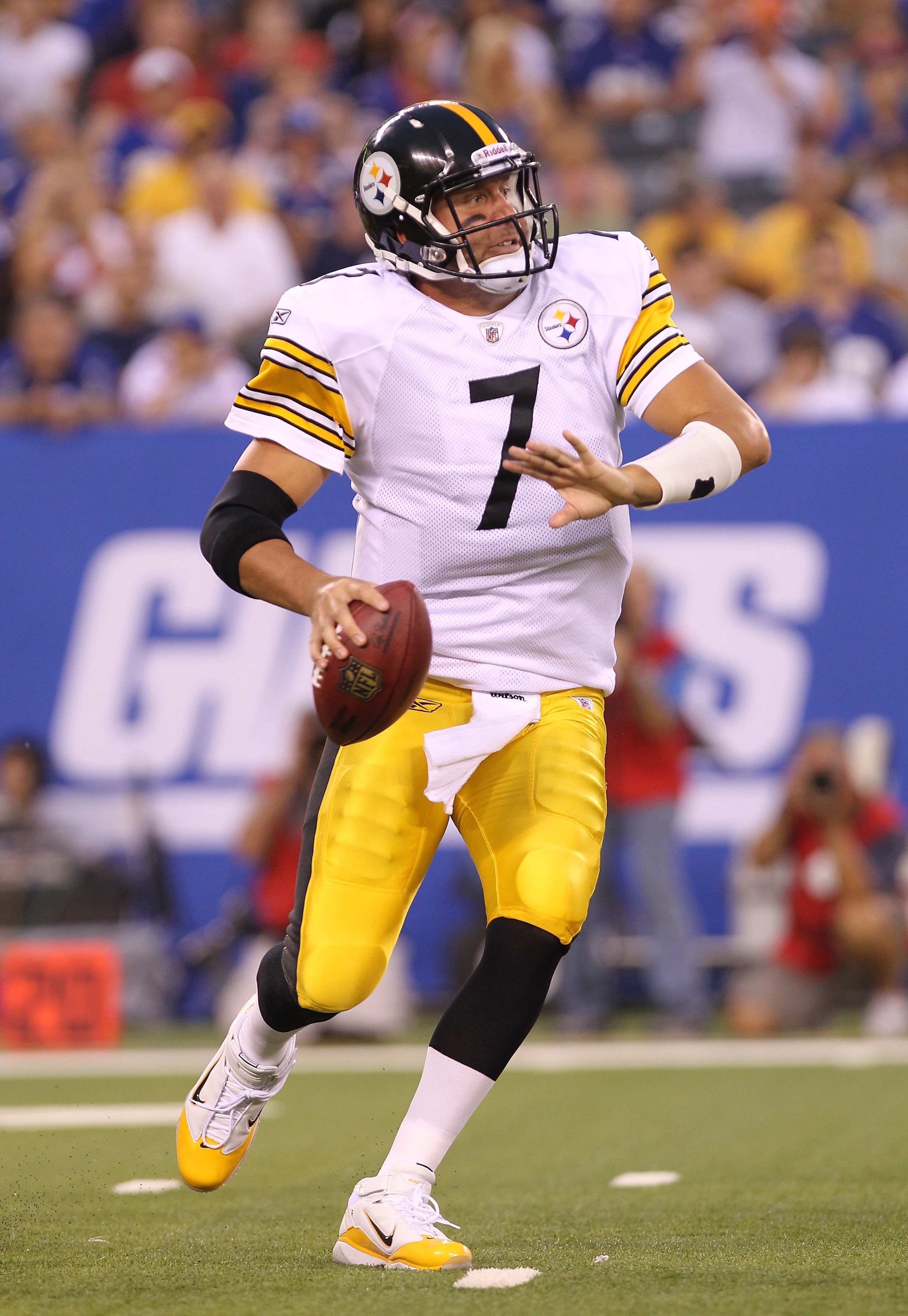 EAST RUTHERFORD, NJ - AUGUST 21:  Ben Roethlisberger #7 of the Pittsburgh Steelers passes against the New York Giants during their preseason game at New Meadowlands Stadium on August 21, 2010 in East Rutherford, New Jersey.  (Photo by Nick Laham/Getty Ima