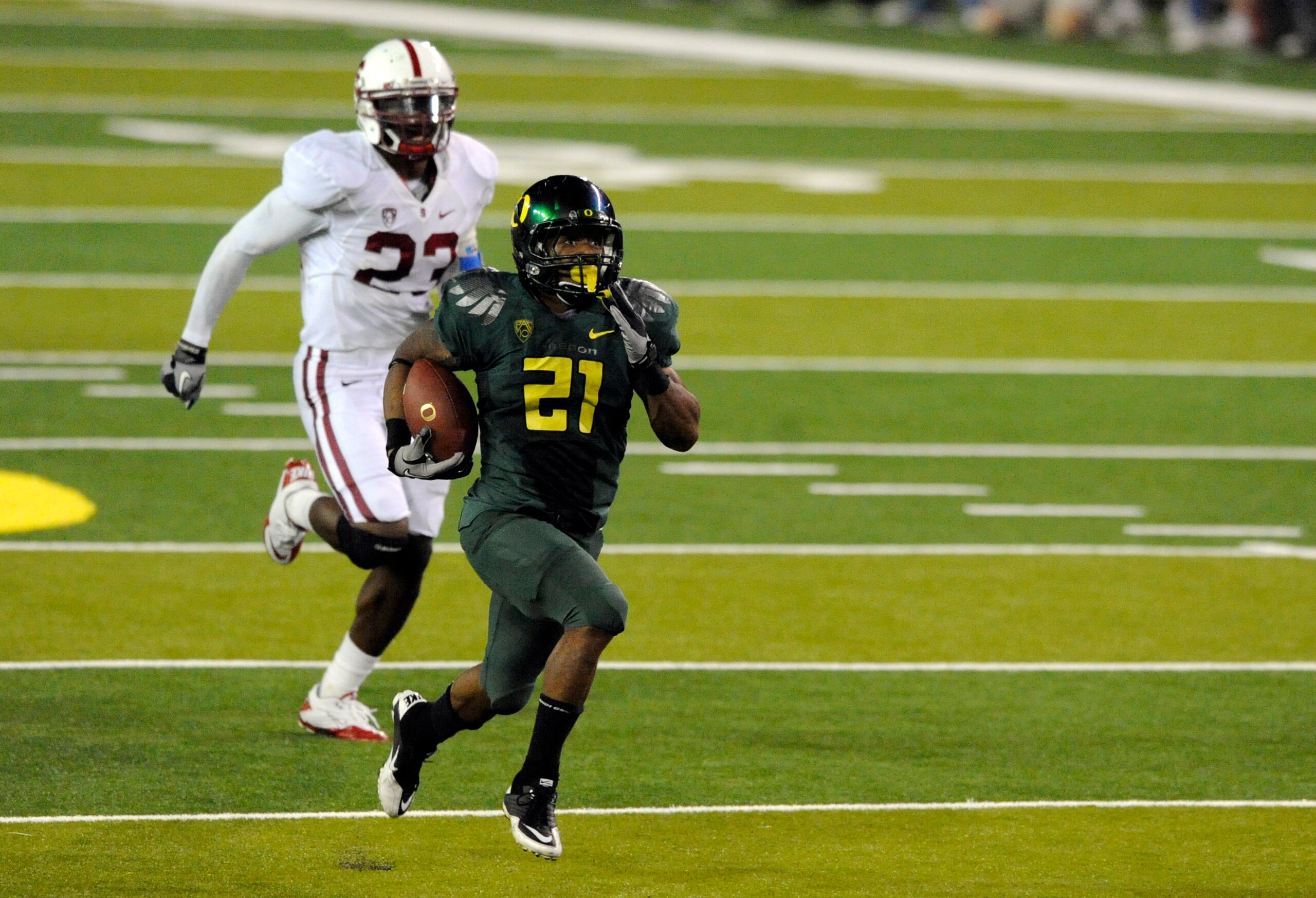EUGENE, OR - OCTOBER 2: Running back LaMichael James #21 of the Oregon Ducks heads for the end zone on a 76-yard touchdown run the fourth quarter of the game against the Stanford Cardinal at Autzen Stadium on October 2, 2010 in Eugene, Oregon. James had EUGENE, OR - OCTOBER 2: Running back LaMichael James #21 of the Oregon Ducks heads for the end zone on a 76-yard touchdown run the fourth quarter of the game against the Stanford Cardinal at Autzen Stadium on October 2, 2010 in Eugene, Oregon. James had