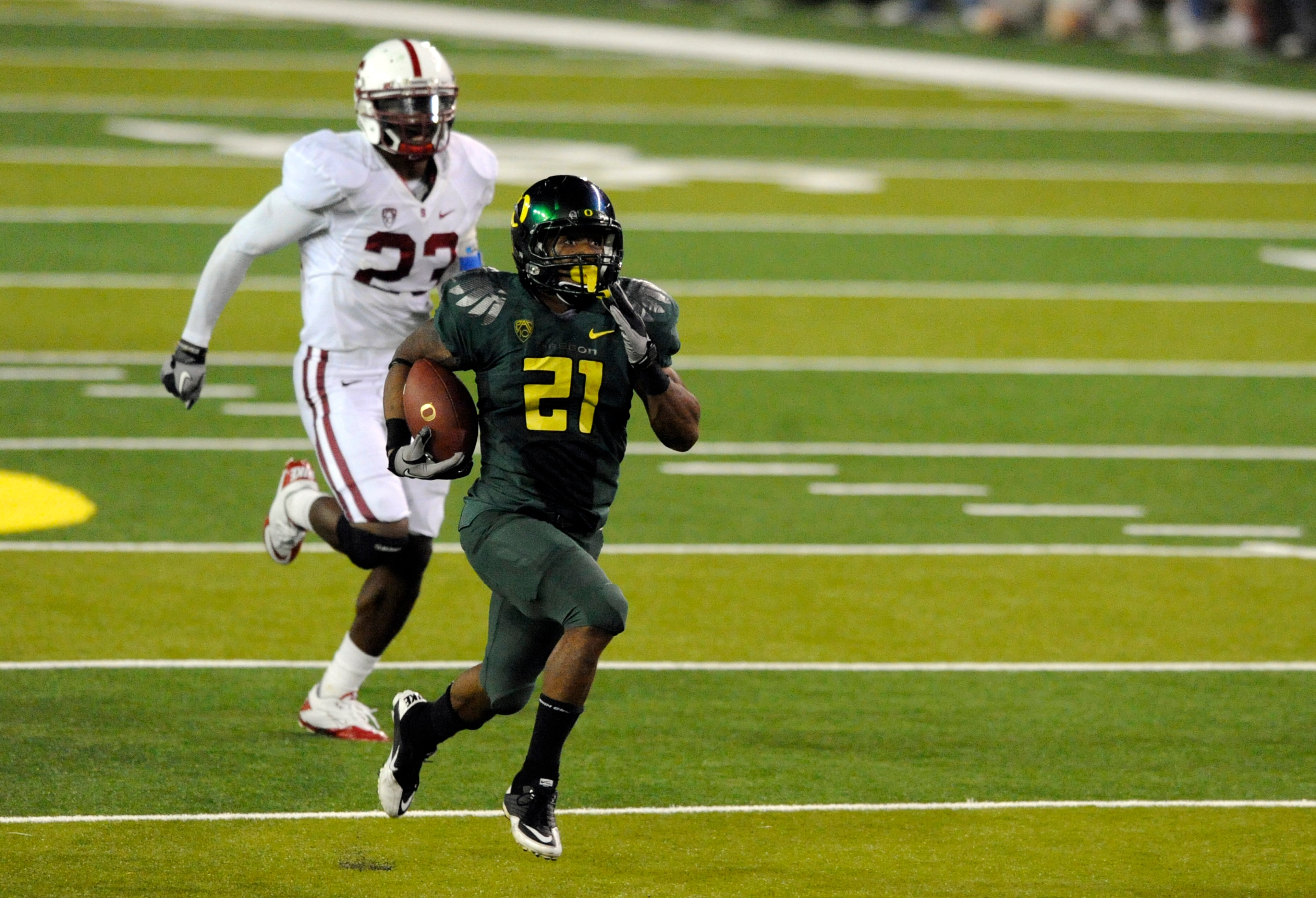 EUGENE, OR - OCTOBER 2: Running back LaMichael James #21 of the Oregon Ducks heads for the end zone on a 76-yard touchdown run the fourth quarter of the game against the Stanford Cardinal at Autzen Stadium on October 2, 2010 in Eugene, Oregon. James had EUGENE, OR - OCTOBER 2: Running back LaMichael James #21 of the Oregon Ducks heads for the end zone on a 76-yard touchdown run the fourth quarter of the game against the Stanford Cardinal at Autzen Stadium on October 2, 2010 in Eugene, Oregon. James had