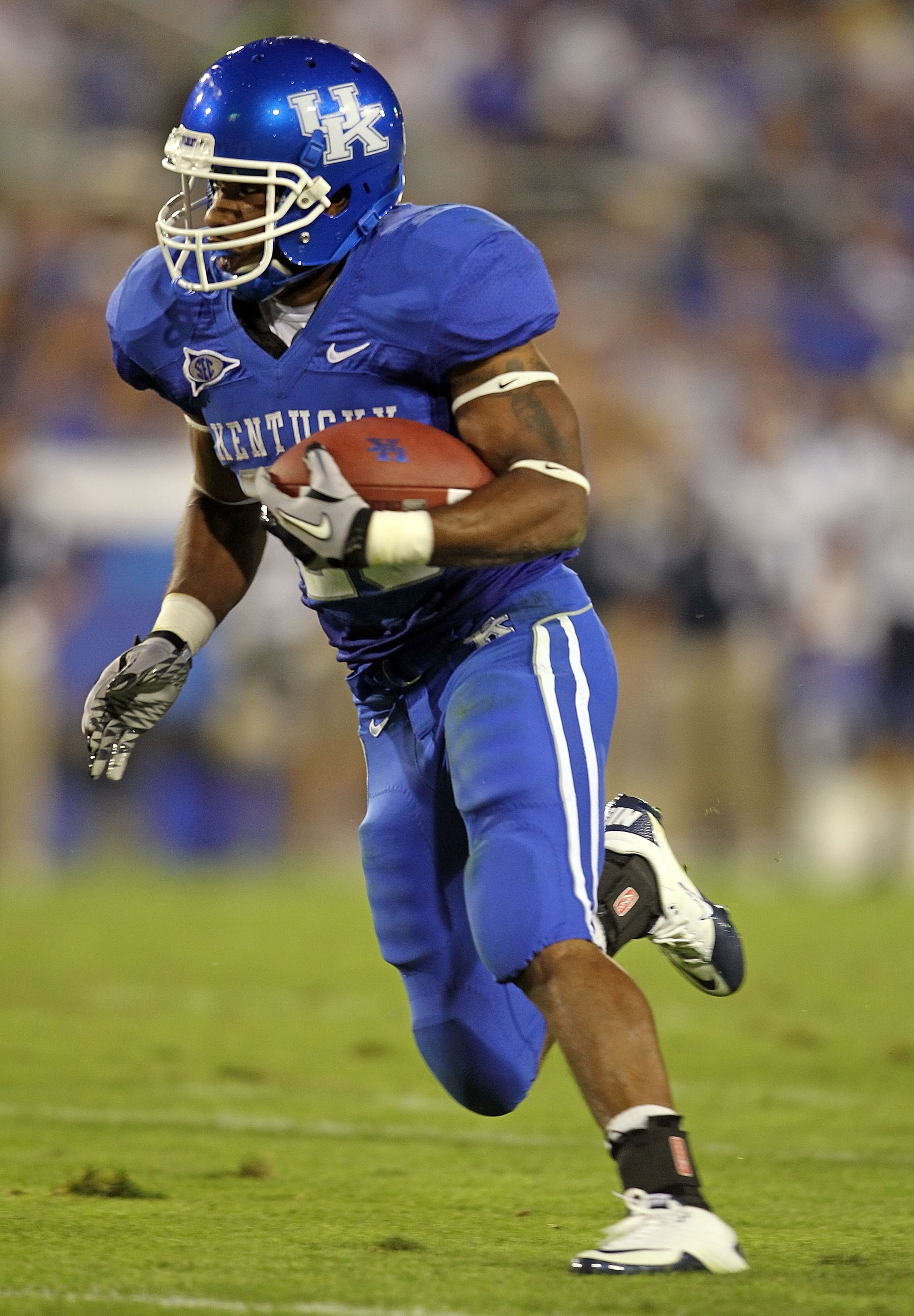 LEXINGTON, KY - SEPTEMBER 18: Derrick Locke #20 of the Kentucky Wildcats runs with the ball during the game against the Akron Zips at Commonwealth Stadium on September 18, 2010 in Lexington, Kentucky. (Photo by Andy Lyons/Getty Images) LEXINGTON, KY - SEPTEMBER 18: Derrick Locke #20 of the Kentucky Wildcats runs with the ball during the game against the Akron Zips at Commonwealth Stadium on September 18, 2010 in Lexington, Kentucky. (Photo by Andy Lyons/Getty Images)