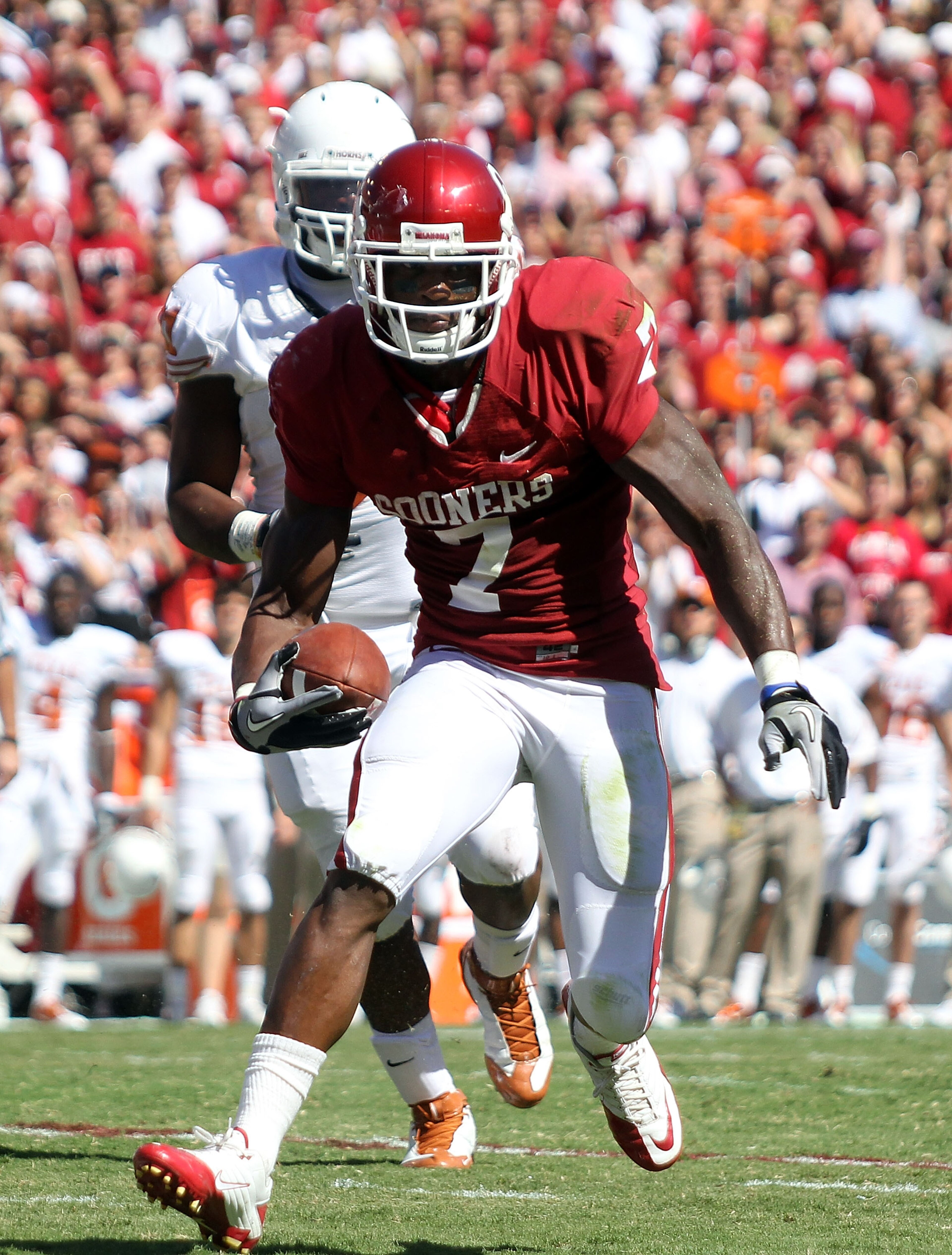 DALLAS - OCTOBER 02: Running back Demarco Murray #7 of the Oklahoma Sooners runs for a touchdown against the Texas Longhorns in the first quarter at the Cotton Bowl on October 2, 2010 in Dallas, Texas. (Photo by Ronald Martinez/Getty Images) DALLAS - OCTOBER 02: Running back Demarco Murray #7 of the Oklahoma Sooners runs for a touchdown against the Texas Longhorns in the first quarter at the Cotton Bowl on October 2, 2010 in Dallas, Texas. (Photo by Ronald Martinez/Getty Images)