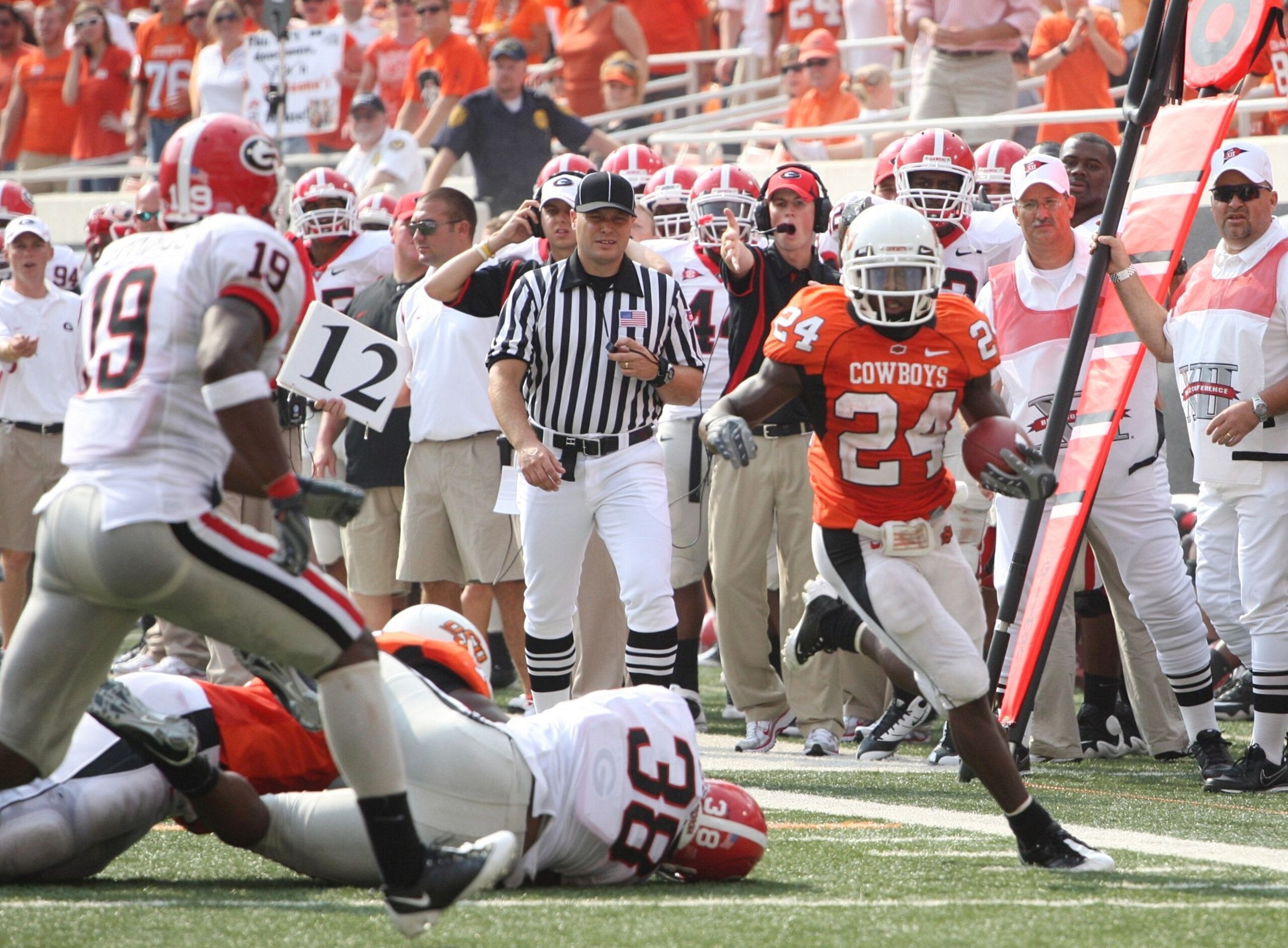 STILLWATER, OK - SEPTEMBER 5: Running back Kendall Hunter #24 of the Oklahoma State Cowboys rushes for a nine yards during the third quarter of the game against the Georgia Bulldogs at Boone Pickens Stadium on September 5, 2009 in Stillwater, Oklahoma. ( STILLWATER, OK - SEPTEMBER 5: Running back Kendall Hunter #24 of the Oklahoma State Cowboys rushes for a nine yards during the third quarter of the game against the Georgia Bulldogs at Boone Pickens Stadium on September 5, 2009 in Stillwater, Oklahoma. (