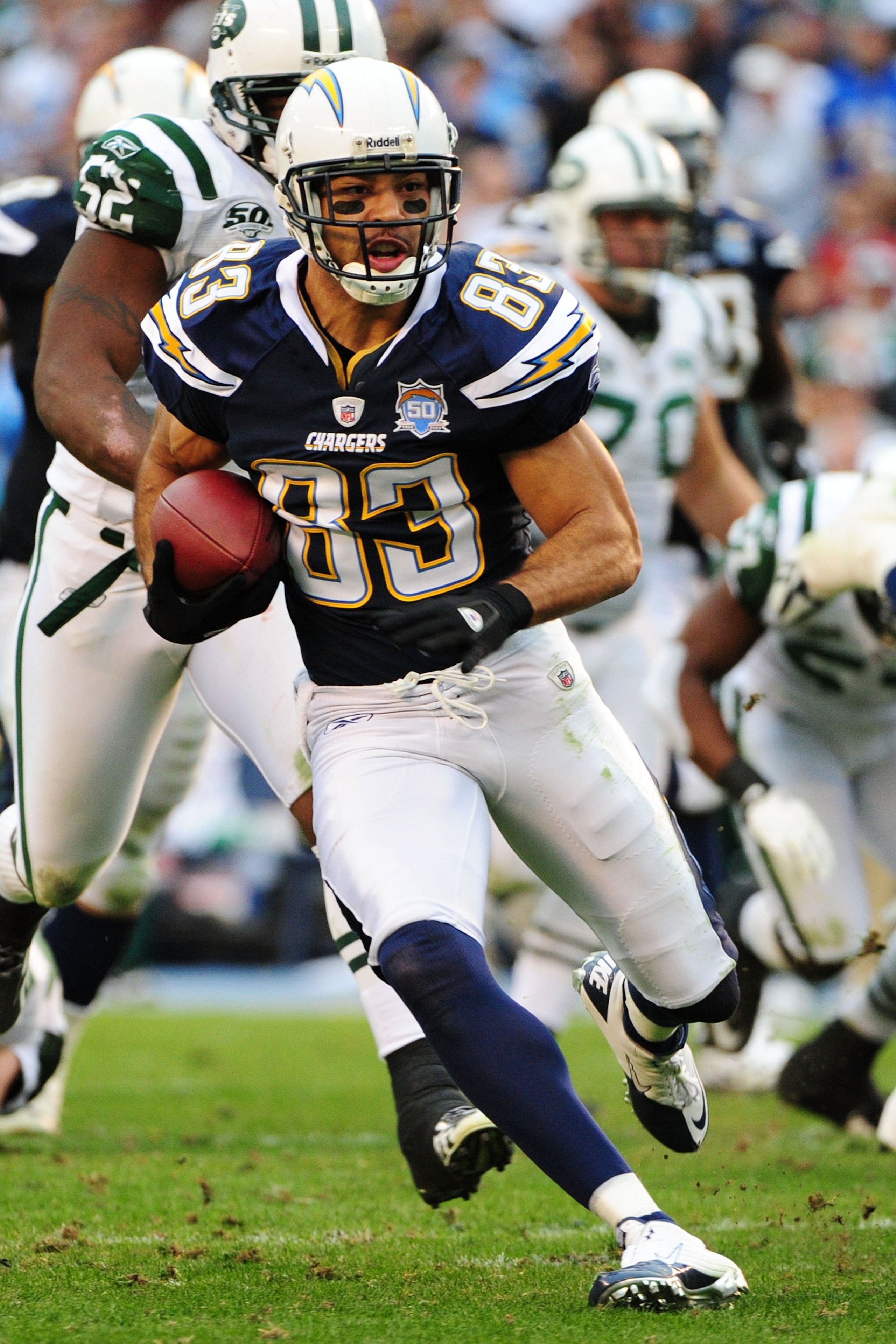 SAN DIEGO - JANUARY 17:  Wide receiver Vincent Jackson #83 of the San Diego Chargers runs with the ball after a catch against the New York Jets during  AFC Divisional Playoff Game at Qualcomm Stadium on January 17, 2010 in San Diego, California.  (Photo b