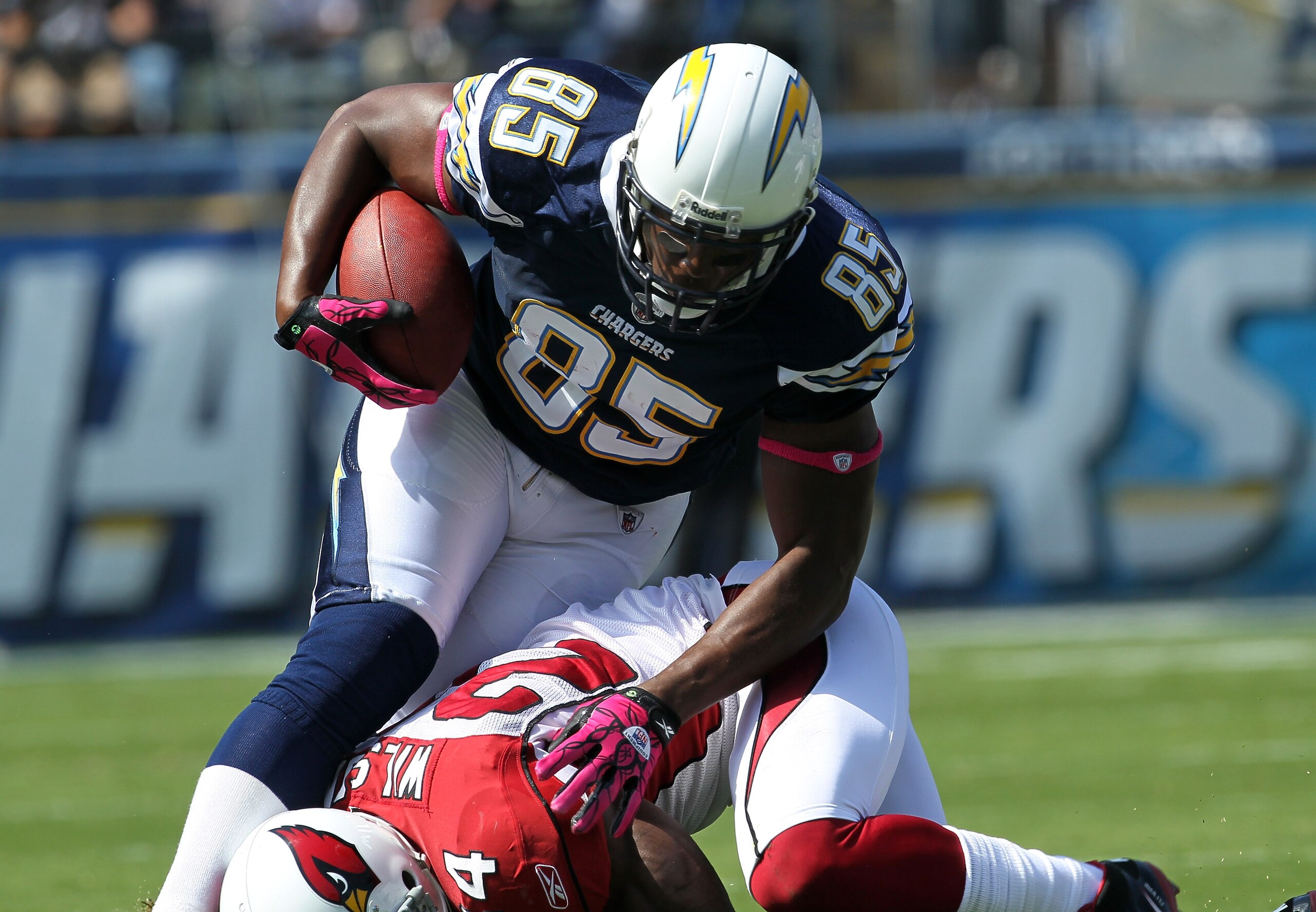 SAN DIEGO - OCTOBER 03:  Tight end Antonio Gates #85 of the San Diego Chargers carries the ball against safety Adrian Wilson #24 of the Arizona Cardinals at Qualcomm Stadium on October 3, 2010 in San Diego, California.  (Photo by Stephen Dunn/Getty Images