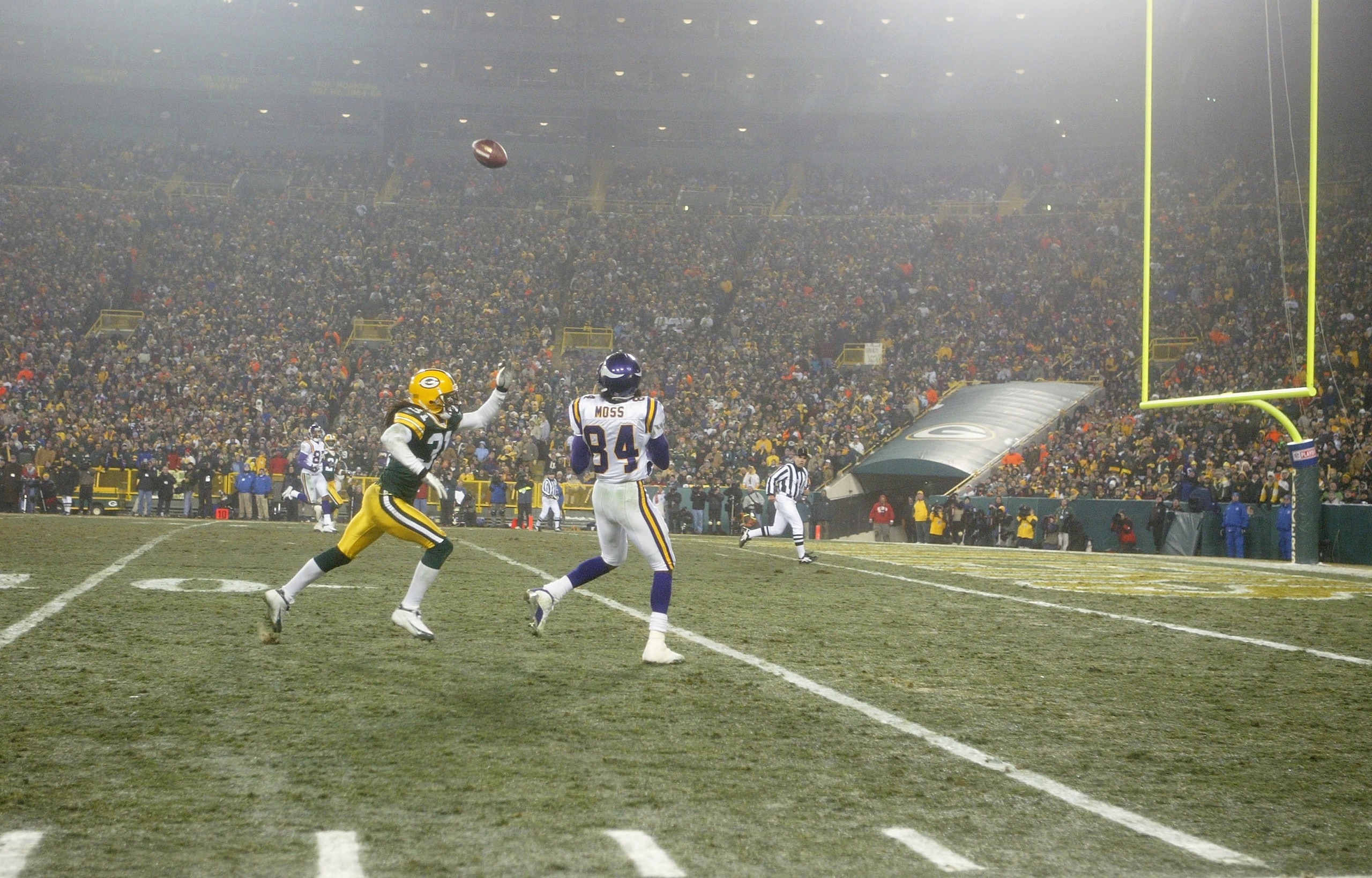 GREEN BAY, WI - JANUARY 9:  Wide receiver Randy Moss #84 of the Minnesota Vikings beats cornerback Al Harris #31 of the Green Bay Packers for a touchdown in the NFC wild-card game at Lambeau Field on January 9, 2005 in Green Bay, Wisconsin. The Vikings de