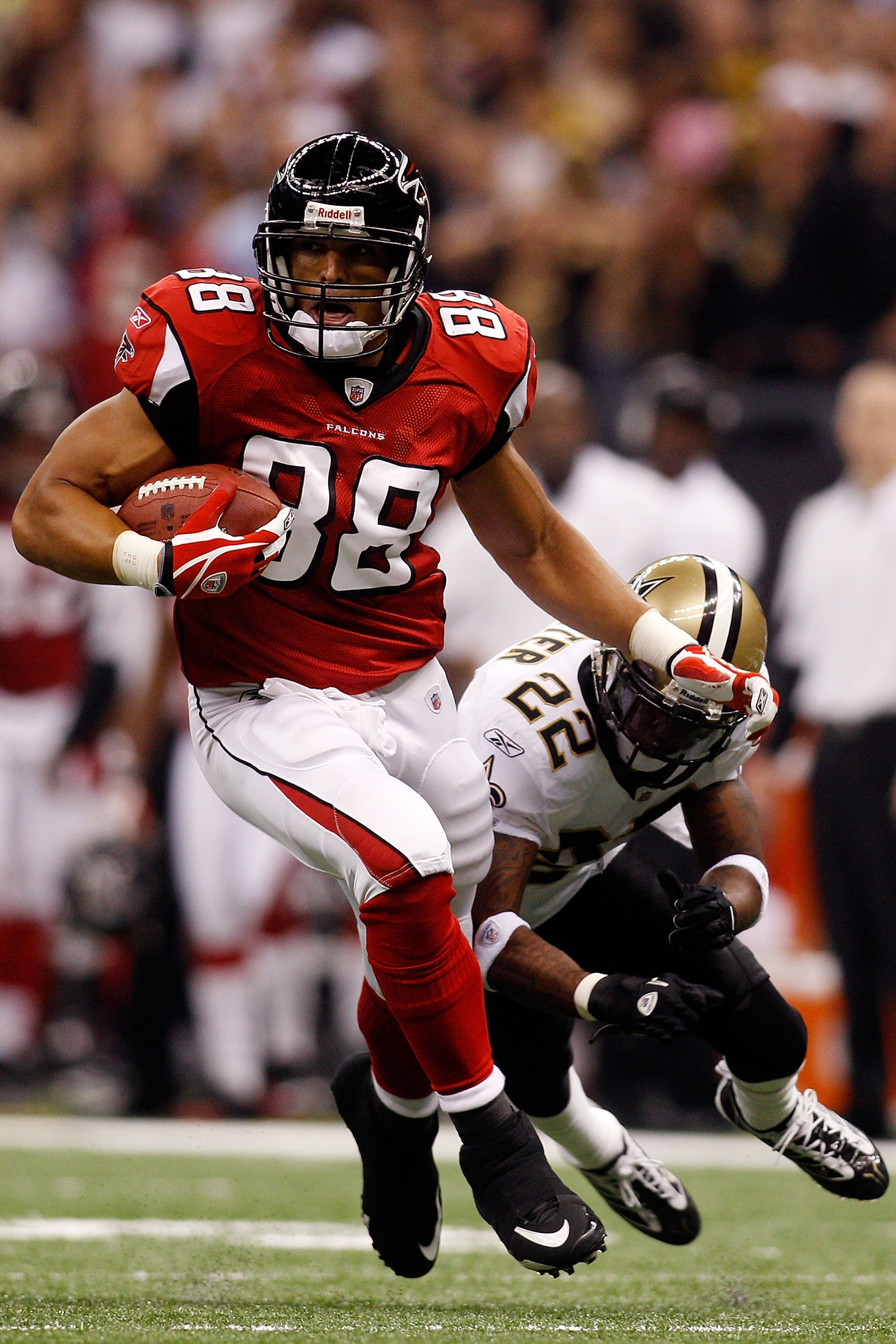 NEW ORLEANS - SEPTEMBER 26:  Tony Gonzalez #88 of the Atlanta Falcons avoids a tackle by Tracy Porter #22 of the New Orleans Saints at the Louisiana Superdome on September 26, 2010 in New Orleans, Louisiana.  (Photo by Chris Graythen/Getty Images)
