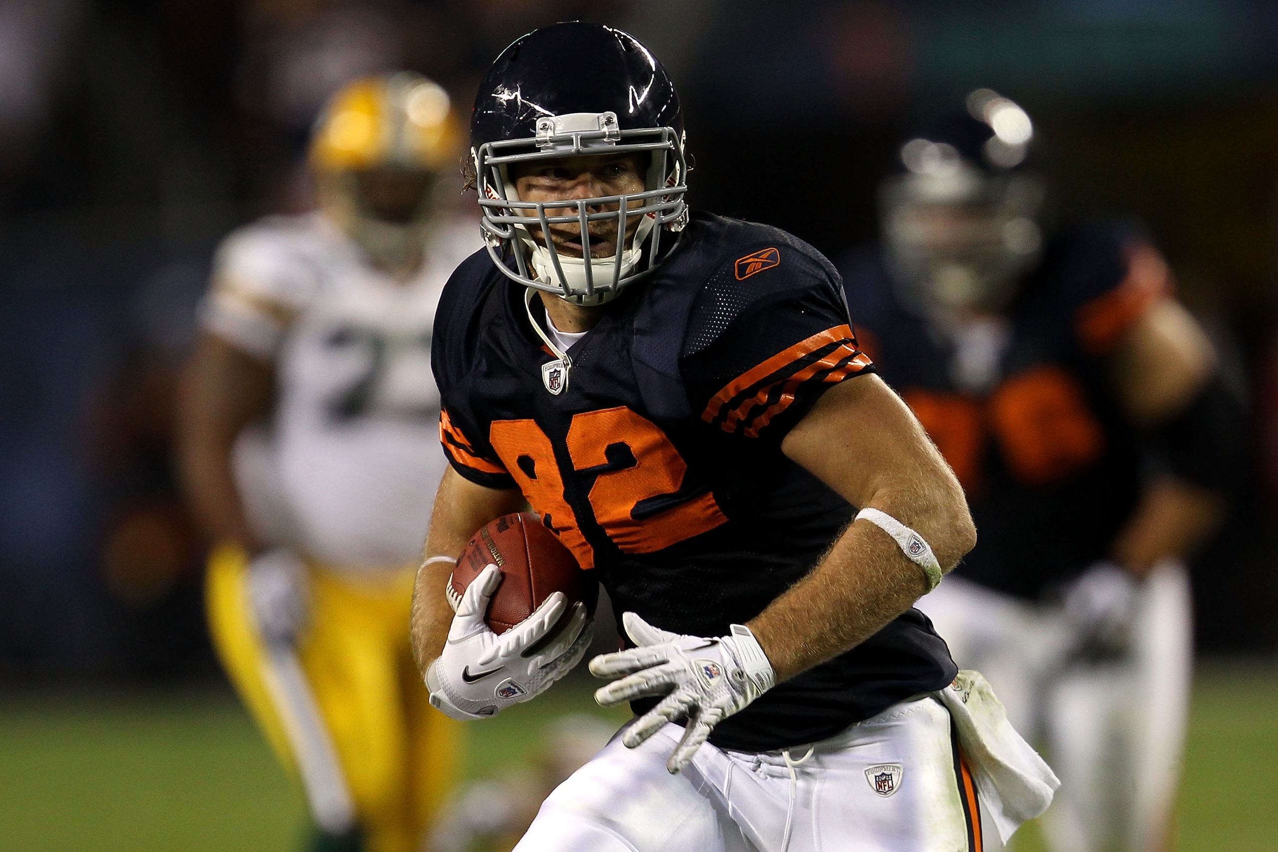 CHICAGO - SEPTEMBER 27:  Greg Olsen #82 of the Chicago Bears runs for yards after the catch against the Green Bay Packers at Soldier Field on September 27, 2010 in Chicago, Illinois.  (Photo by Jonathan Daniel/Getty Images)