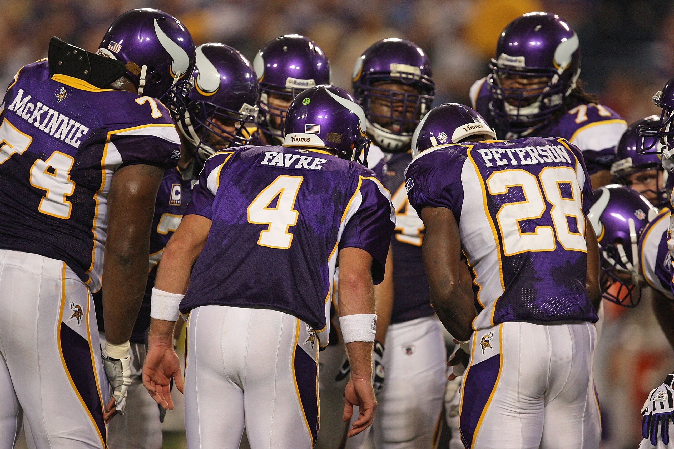 MINNEAPOLIS - SEPTEMBER 27: Brett Favre #4 of the Minnesota Vikings calls a play in the huddle against the San Francisco 49ers at the Hubert H. Humphrey Metrodome on September 27, 2009 in Minneapolis, Minnesota. The Vikings defeated the 49ers 27-24.  (Pho