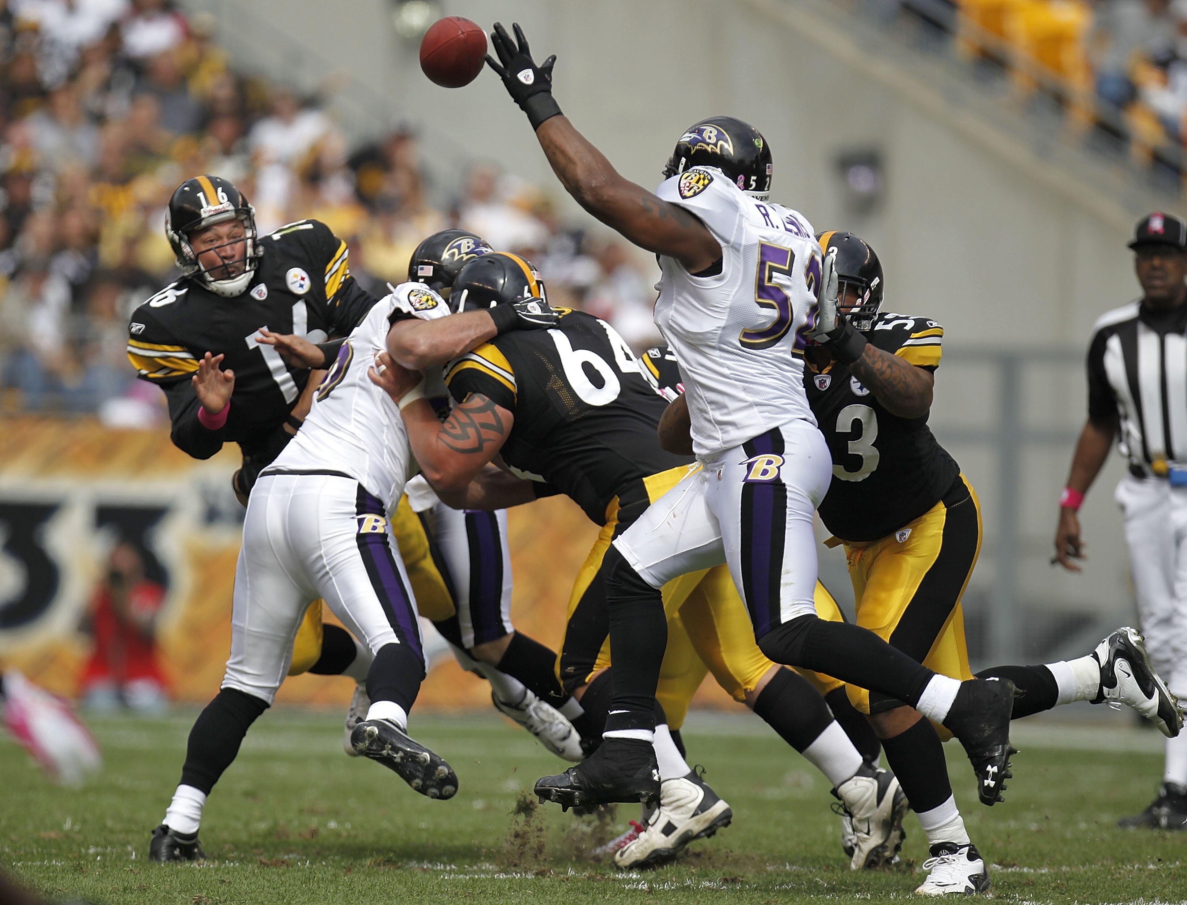 PITTSBURGH - OCTOBER 03: Ray Lewis #52 of the Baltimore Ravens tries to knock down a pass by Charlie Batch #16 of the Pittsburgh Steelers on October 3, 2010 at Heinz Field in Pittsburgh, Pennsylvania.  (Photo by Gregory Shamus/Getty Images)