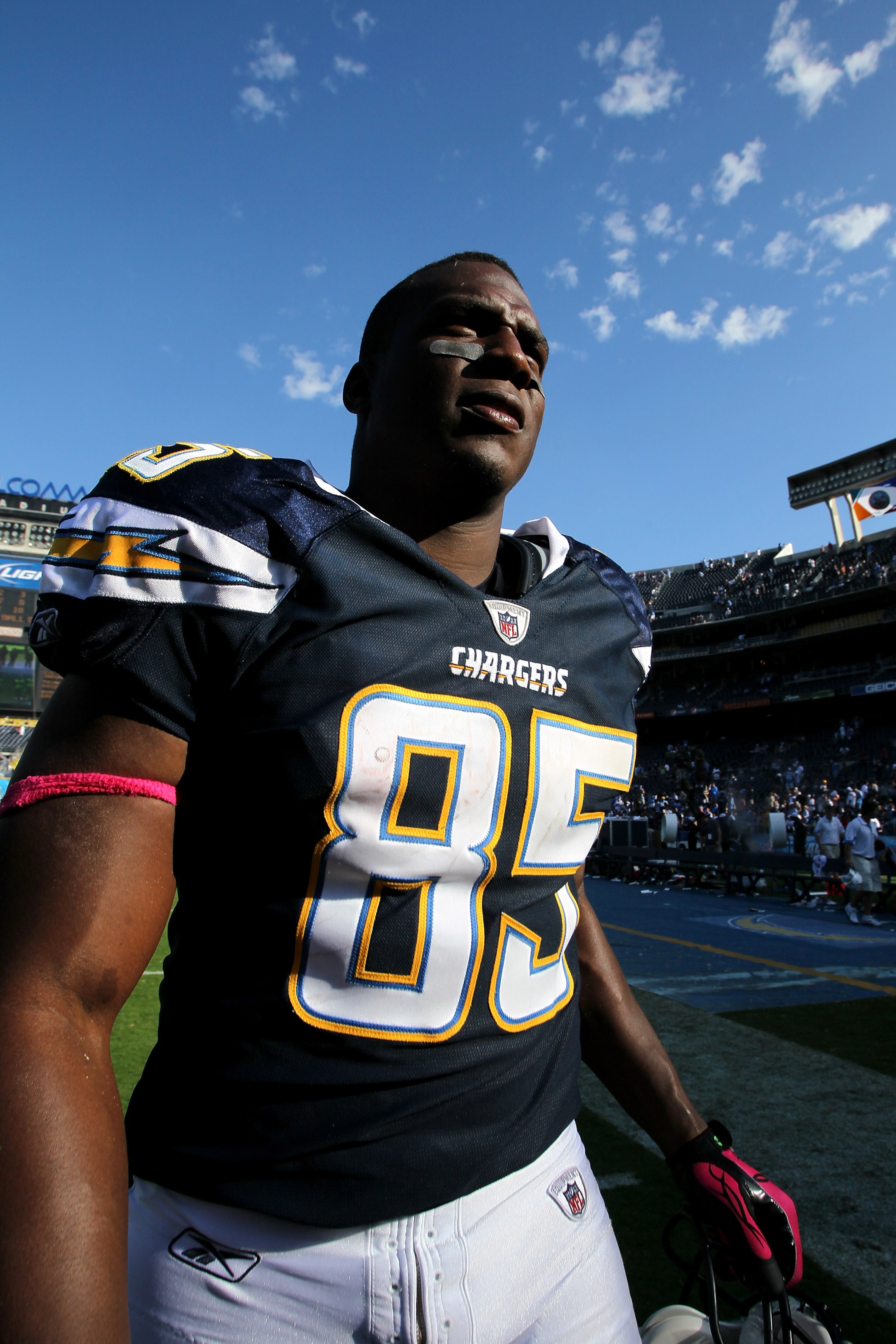 SAN DIEGO - OCTOBER 03:  Tight end Antonio Gates #85 of the San Diego Chargers walks off the field after the game against the Arizona Cardinals at Qualcomm Stadium on October 3, 2010 in San Diego, California.  (Photo by Stephen Dunn/Getty Images)