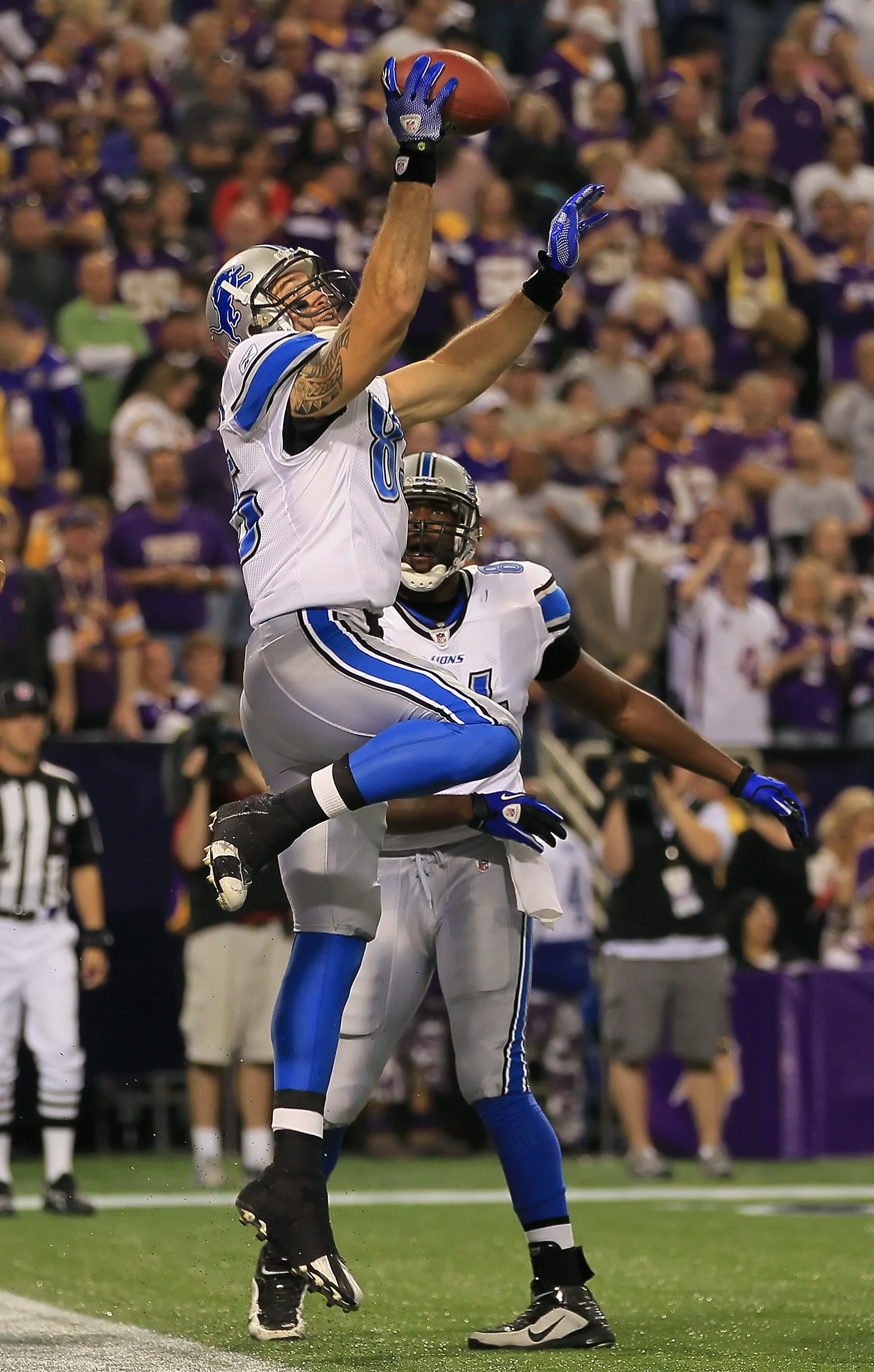 MINNEAPOLIS - SEPTEMBER 26:  Tight end Tony Scheffler #85 of the Detroit Lions celebrates a touchdown against the Minnesota Vikings in the first half at Hubert H. Humphrey Metrodome on September 26, 2010 in Minneapolis, Minnesota.  (Photo by Jeff Gross/Ge