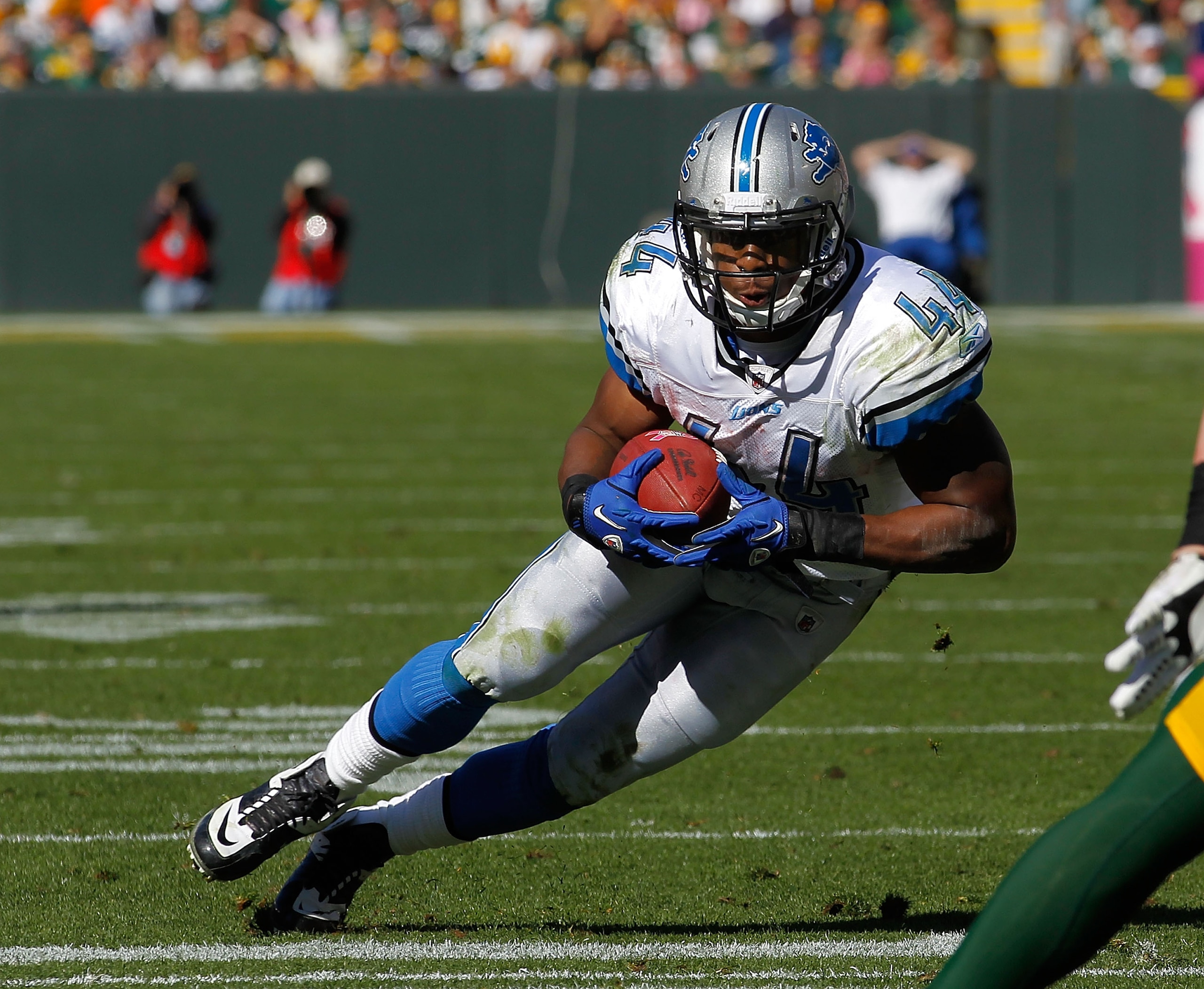 GREEN BAY, WI - OCTOBER 03: Jahvid Best #44 of the Detroit Lions runs against the Green Bay Packers at Lambeau Field on October 3, 2010 in Green Bay, Wisconsin. The Packers defeated the Lions 28-26. (Photo by Jonathan Daniel/Getty Images)