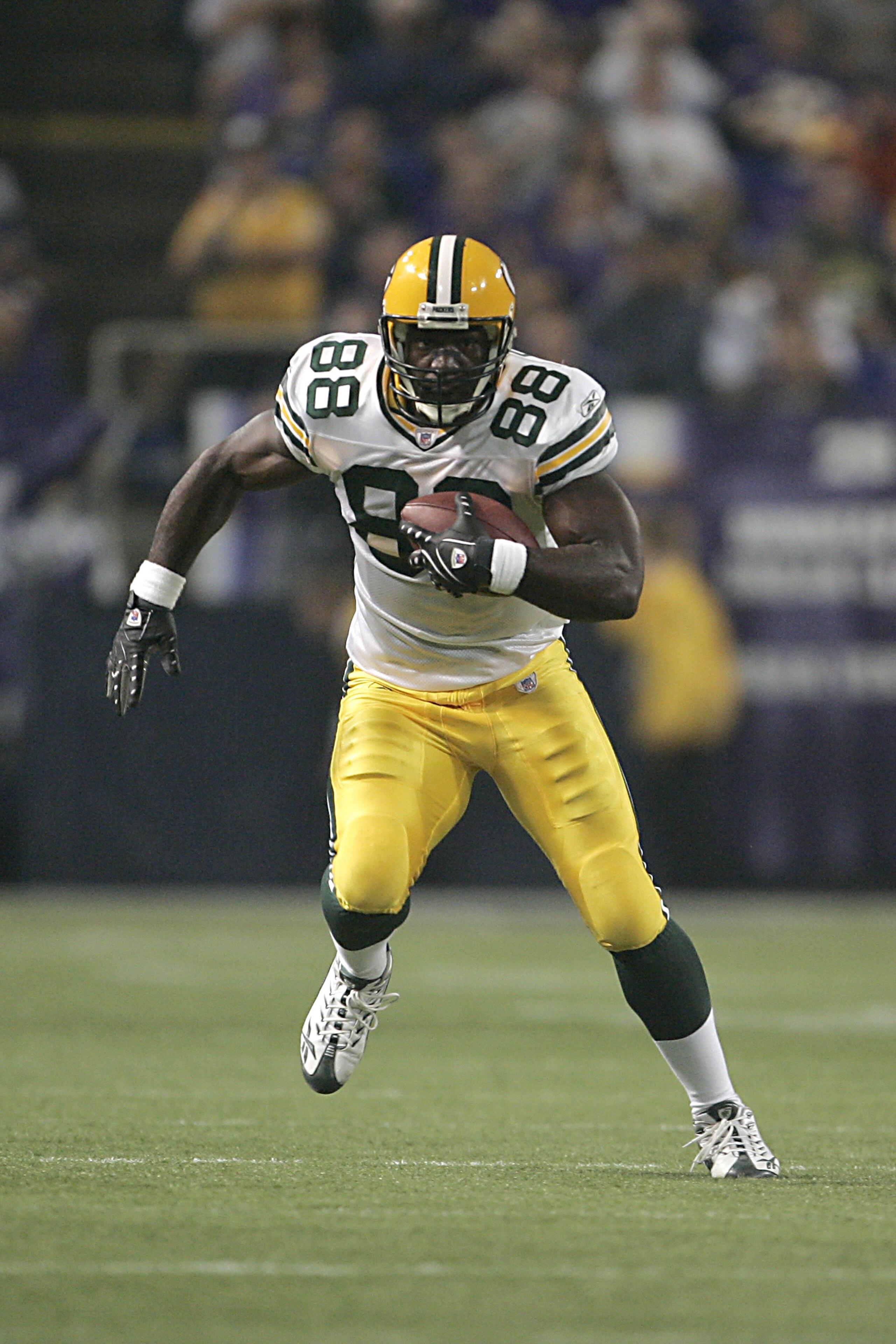 MINNEAPOLIS - SEPTEMBER 30:  Bubba Franks #88 of the Green Bay Packers carries the ball during the NFL game against the Minnesota Vikings at the Metrodome on September 30, 2007 in Minneapolis, Minnisota. (Photo by Jeff Gross/Getty Images)
