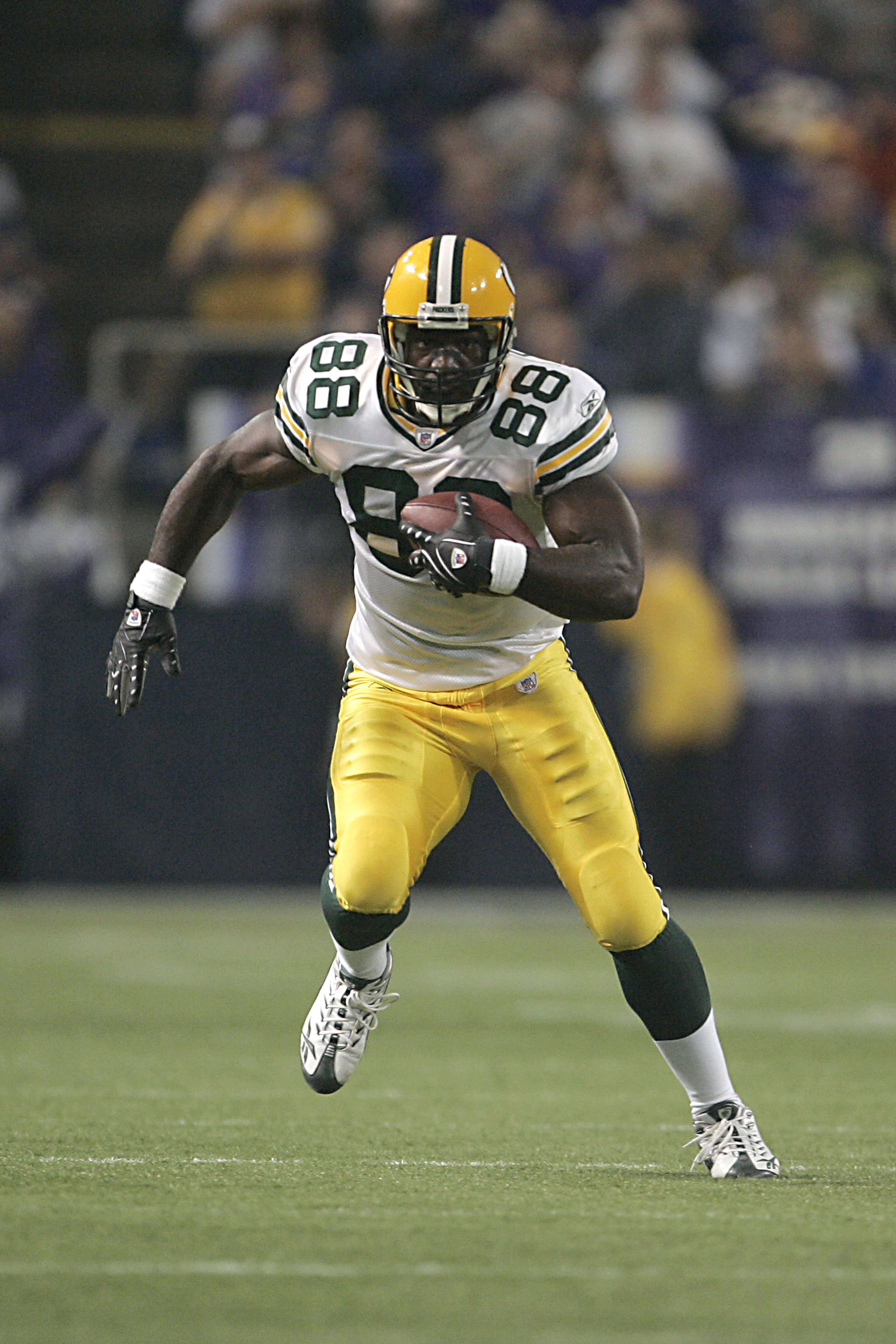 MINNEAPOLIS - SEPTEMBER 30: Bubba Franks #88 of the Green Bay Packers carries the ball during the NFL game against the Minnesota Vikings at the Metrodome on September 30, 2007 in Minneapolis, Minnisota. (Photo by Jeff Gross/Getty Images) MINNEAPOLIS - SEPTEMBER 30: Bubba Franks #88 of the Green Bay Packers carries the ball during the NFL game against the Minnesota Vikings at the Metrodome on September 30, 2007 in Minneapolis, Minnisota. (Photo by Jeff Gross/Getty Images)