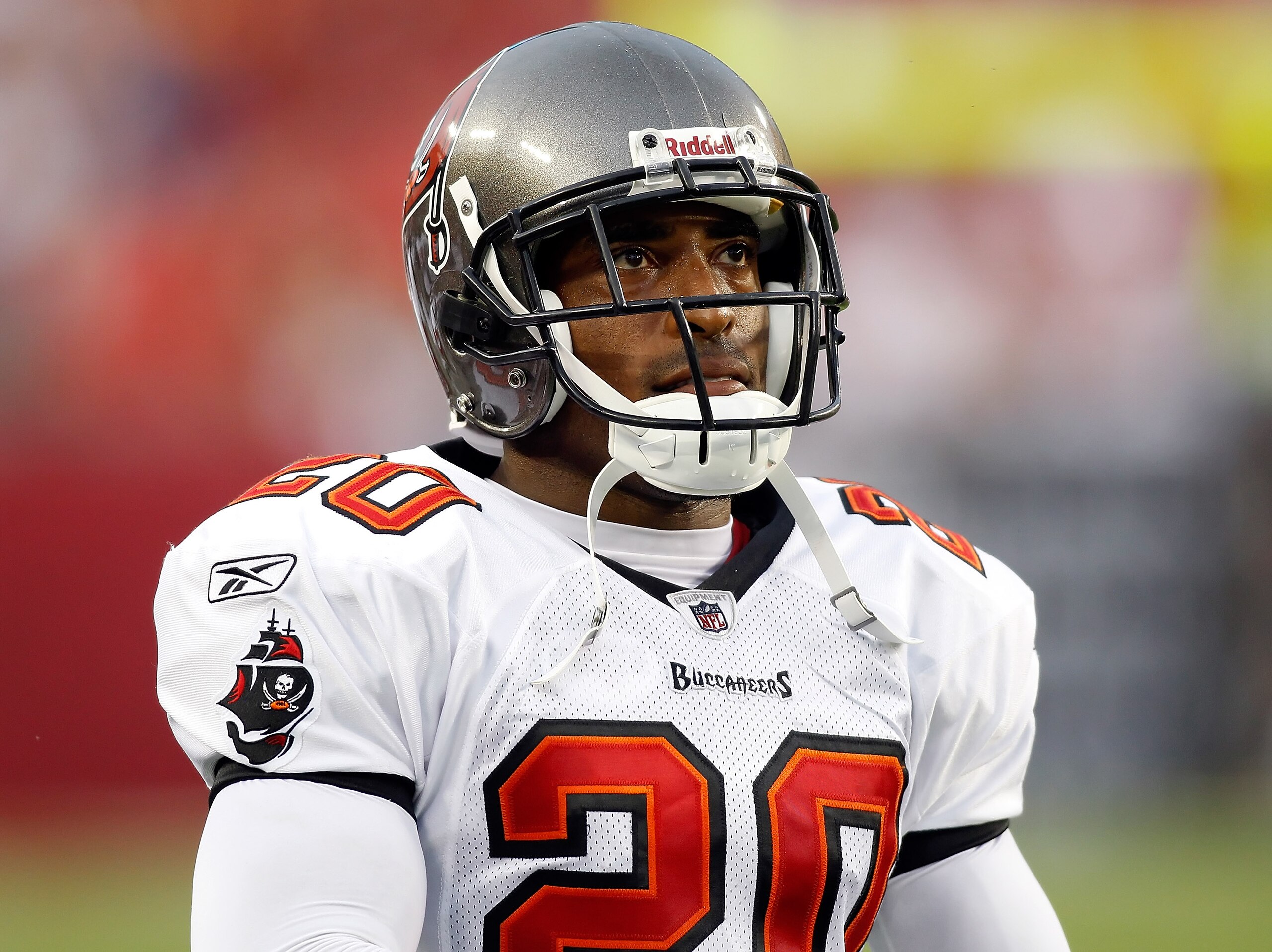 TAMPA, FL - AUGUST 21:  Defensive back Ronde Barber #20 of the Tampa Bay Buccaneers looks at the scoreboard against the Kansas City Chiefs during a preseason game at Raymond James Stadium on August 21, 2010 in Tampa, Florida.  (Photo by J. Meric/Getty Ima