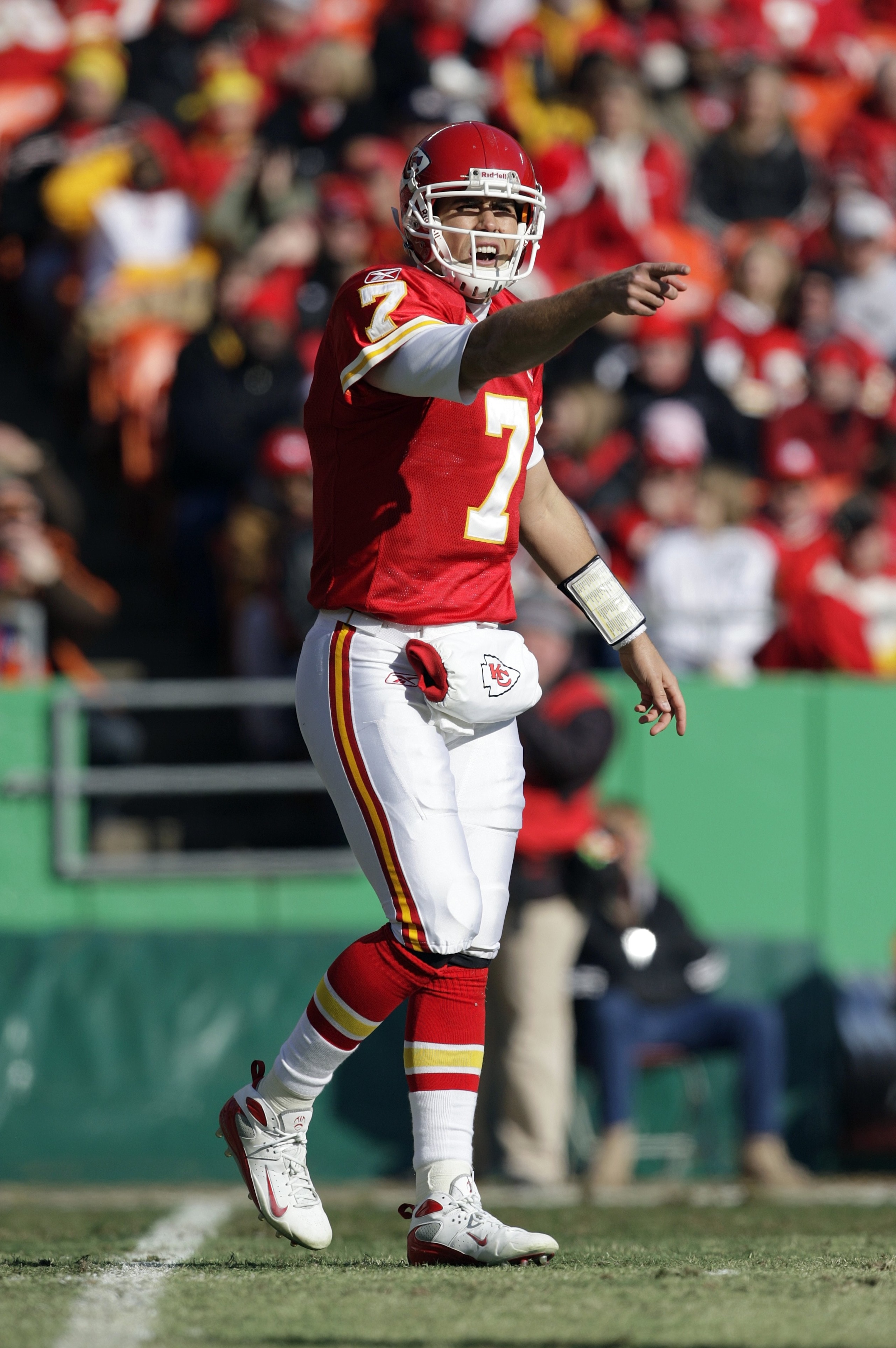 KANSAS CITY, MO - DECEMBER 20:  Quarterback Matt Cassel #7 of the Kansas City Chiefs makes a hand gesture while on the field during their NFL game against the Cleveland Browns on December 20, 2009 at Arrowhead Stadium in Kansas City, Missouri. The Browns