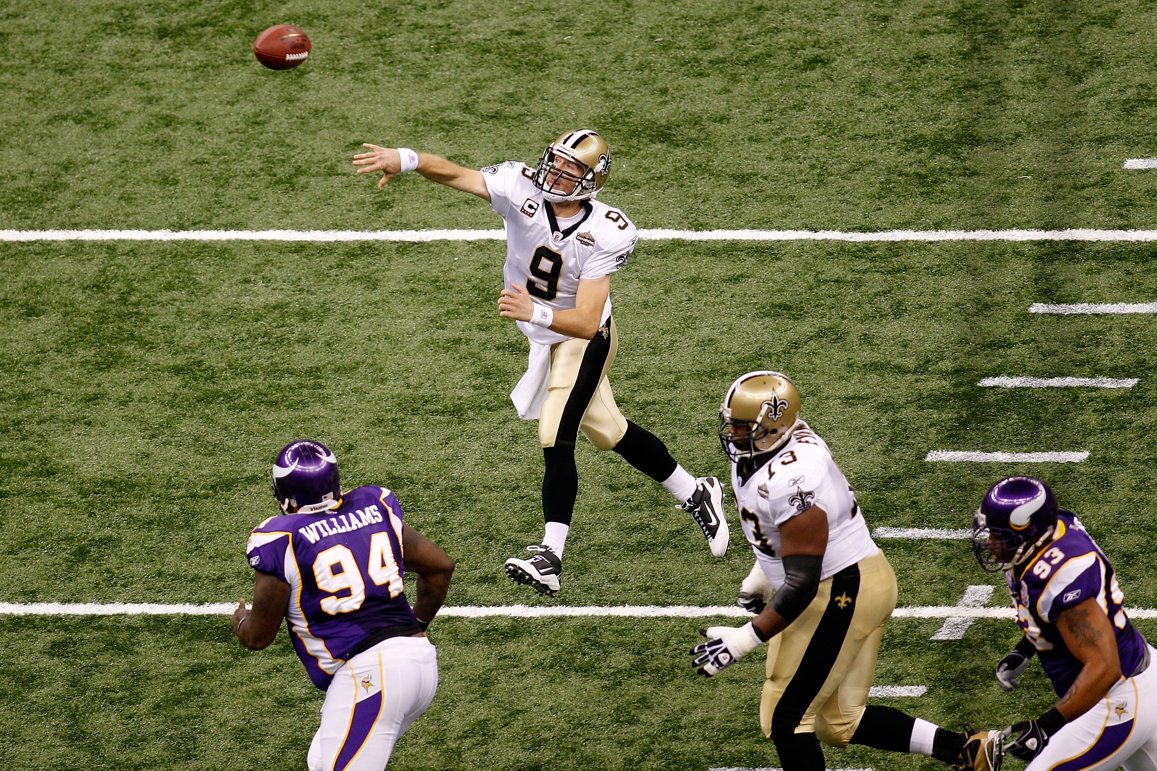 NEW ORLEANS - SEPTEMBER 09:  Drew Brees #9 of the New Orleans Saints throws a pass 29-yard touchdown pass in the first quarter to Devery Henderson #19 against the Minnesota Vikings at Louisiana Superdome on September 9, 2010 in New Orleans, Louisiana.  (P