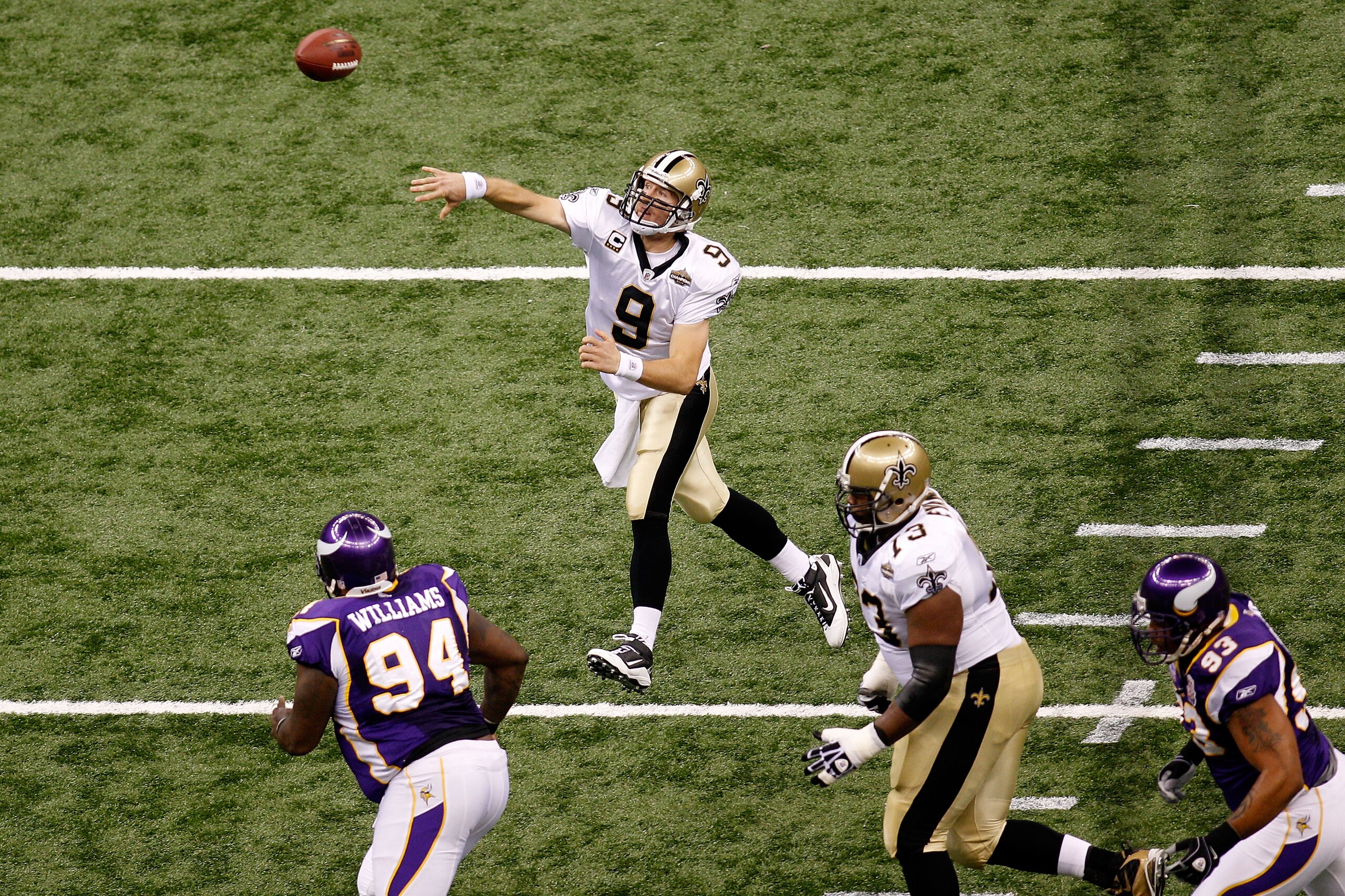 NEW ORLEANS - SEPTEMBER 09:  Drew Brees #9 of the New Orleans Saints throws a pass 29-yard touchdown pass in the first quarter to Devery Henderson #19 against the Minnesota Vikings at Louisiana Superdome on September 9, 2010 in New Orleans, Louisiana.  (P