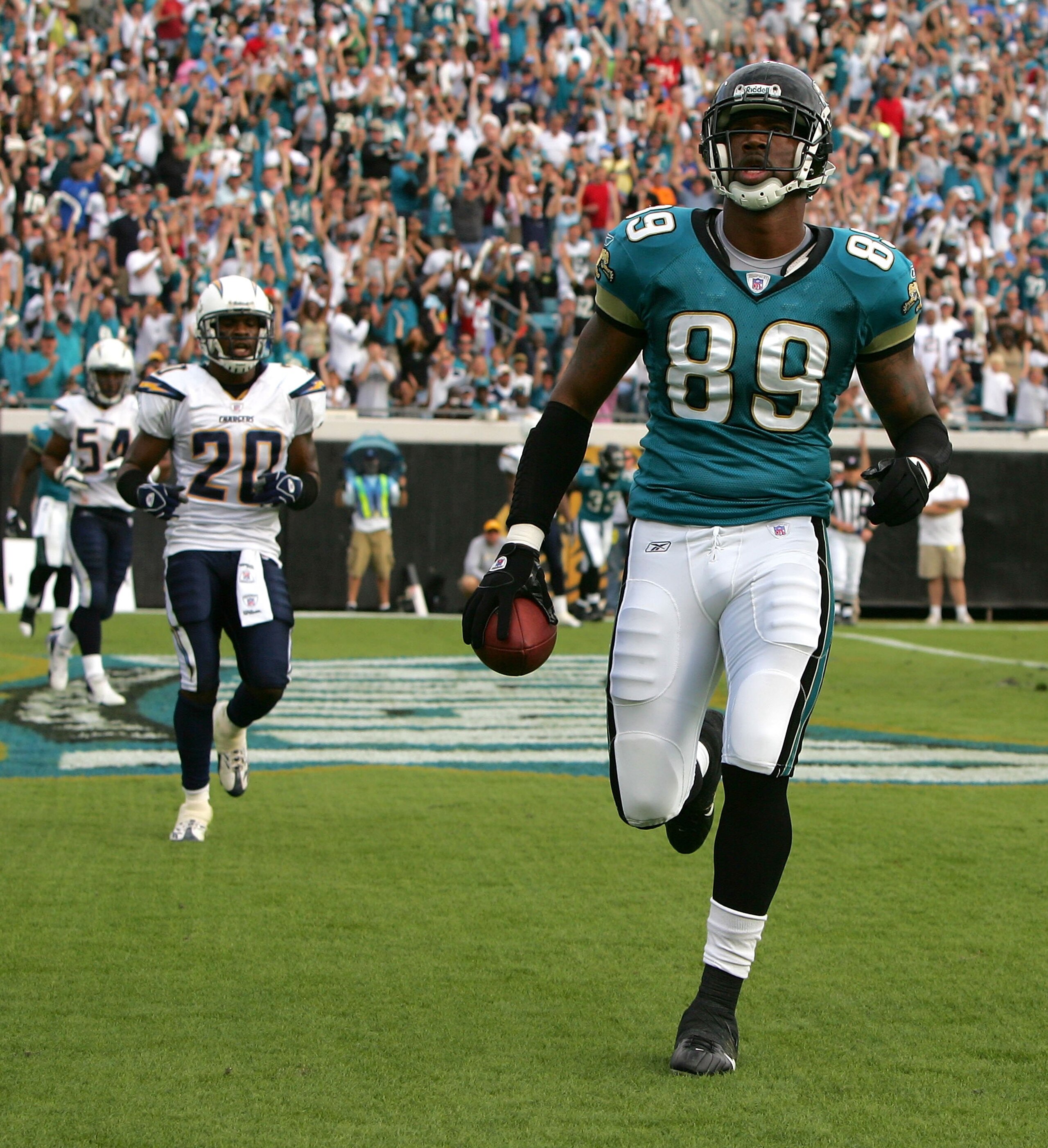 JACKSONVILLE, FL - NOVEMBER 18:  Mercedes Lewis #89 of the Jacksonville Jaguars catches a pass for a touchdown against the San Diego Chargers at Jacksonville Municipal Stadium on November 18, 2007 in Jacksonville, Florida.  (Photo by Sam Greenwood/Getty I