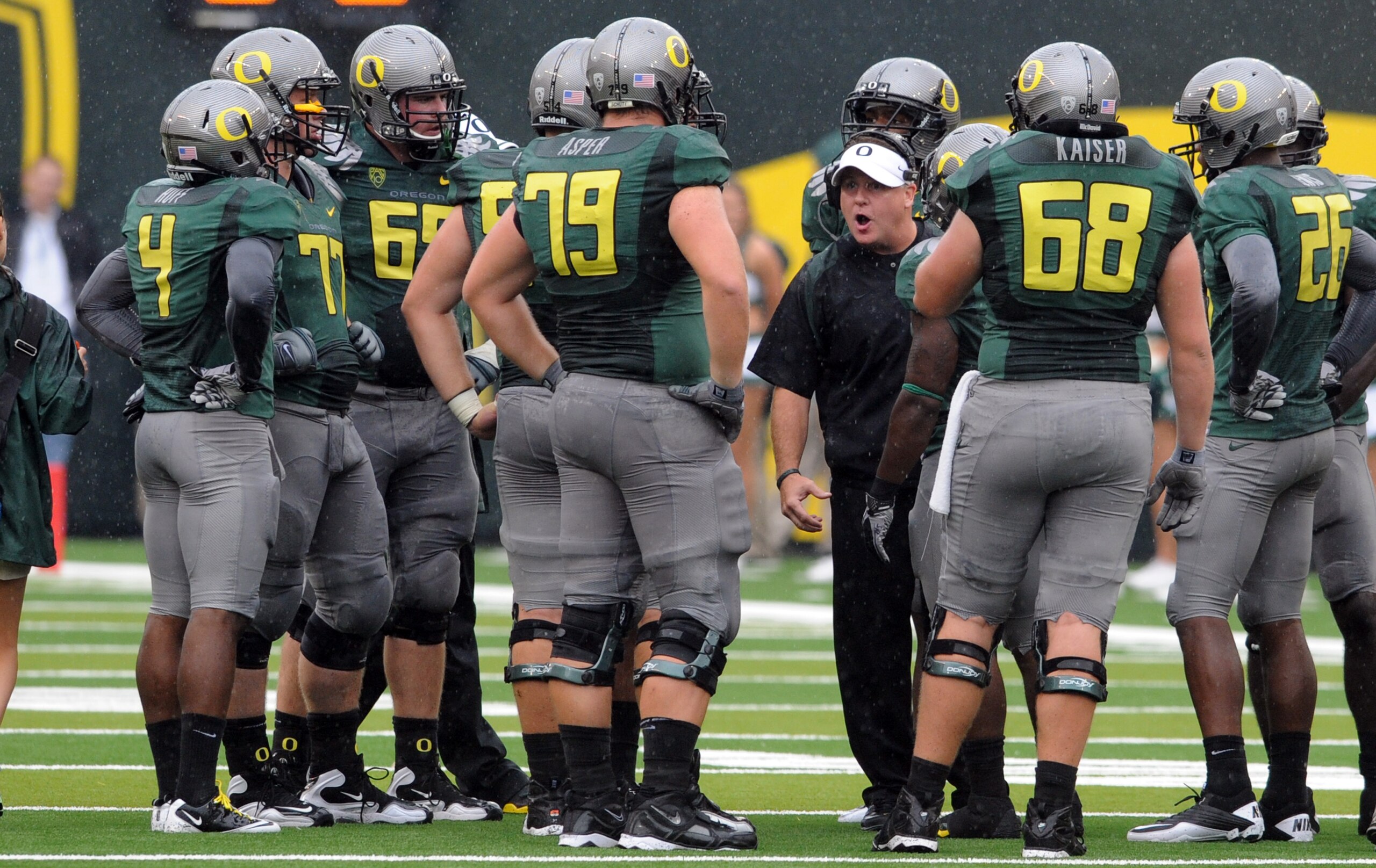 EUGENE, OR - SEPTEMBER 18: Head coach Chip Kelly of the Oregon Ducks has some words with his offensive unit during a time out in the second quarter of the game against the Portland State Vikings at Autzen Stadium on September 18, 2010 in Eugene, Oregon. EUGENE, OR - SEPTEMBER 18: Head coach Chip Kelly of the Oregon Ducks has some words with his offensive unit during a time out in the second quarter of the game against the Portland State Vikings at Autzen Stadium on September 18, 2010 in Eugene, Oregon.