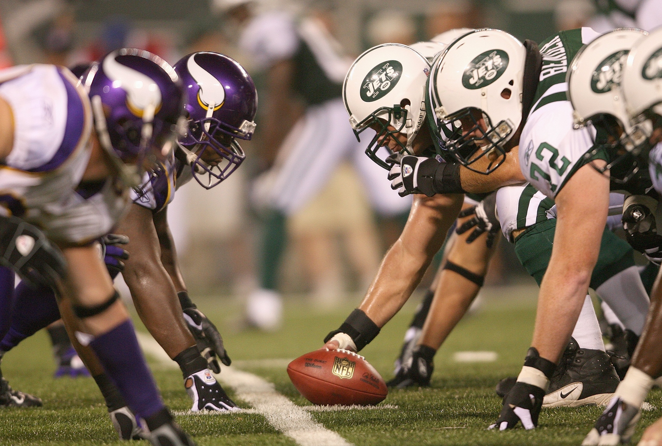 EAST RUTHERFORD, NJ - AUGUST 17:  The New York Jets offense takes on the Minnesota Vikings defense at the line of scrimmage during their preseason game on August 17, 2007 at Giants Stadium in East Rutherford, New Jersey. The Jets won 31-16. (Photo by Nick