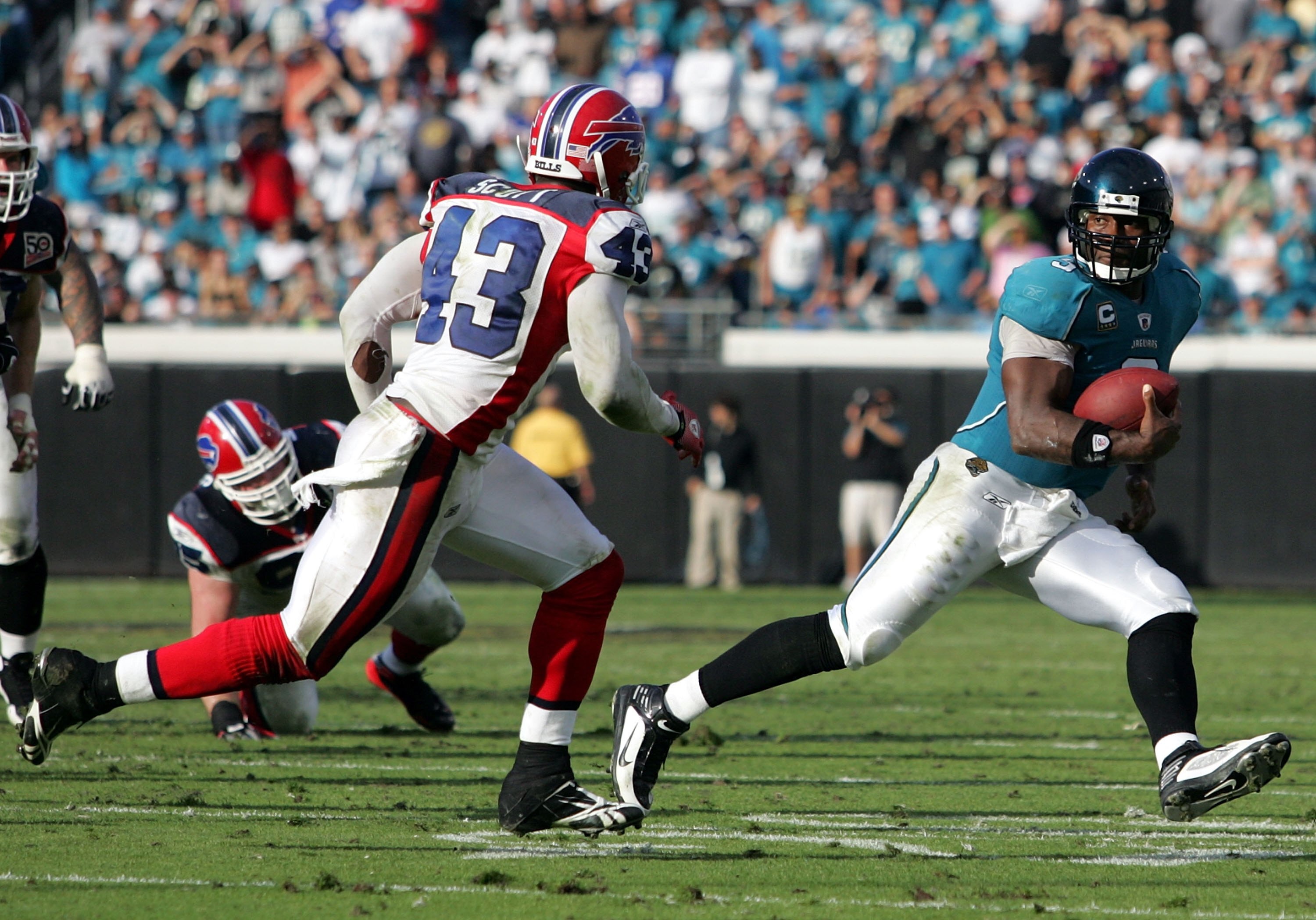 JACKSONVILLE, FL - NOVEMBER 22:  Quarterback David Garrard #9 of the Jacksonville Jaguars runs against the Buffalo Bills at Jacksonville Municipal Stadium on November 22, 2009 in Jacksonville, Florida. Jacksonville defeated Buffalo 18-15.  (Photo by Marc