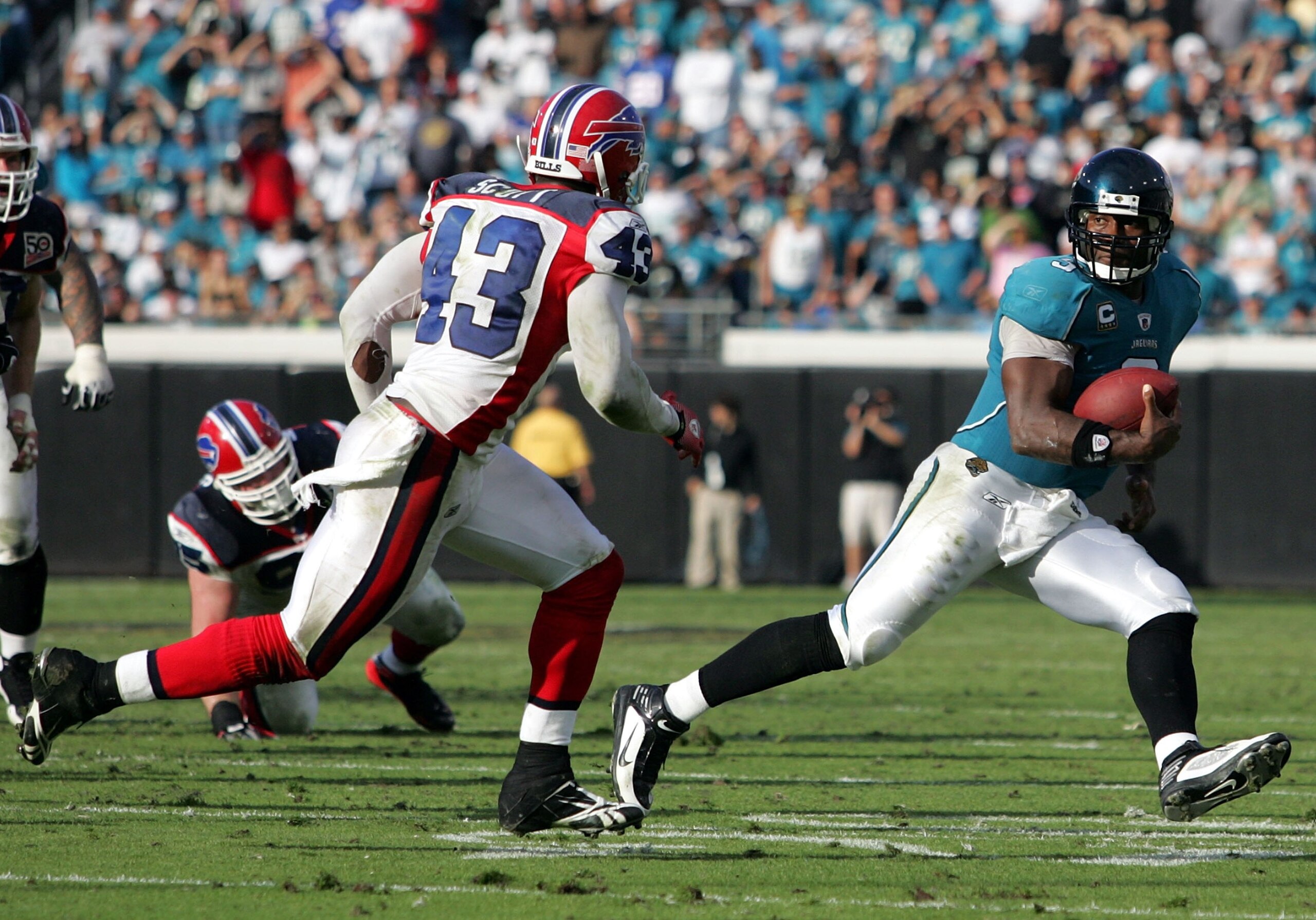 JACKSONVILLE, FL - NOVEMBER 22:  Quarterback David Garrard #9 of the Jacksonville Jaguars runs against the Buffalo Bills at Jacksonville Municipal Stadium on November 22, 2009 in Jacksonville, Florida. Jacksonville defeated Buffalo 18-15.  (Photo by Marc