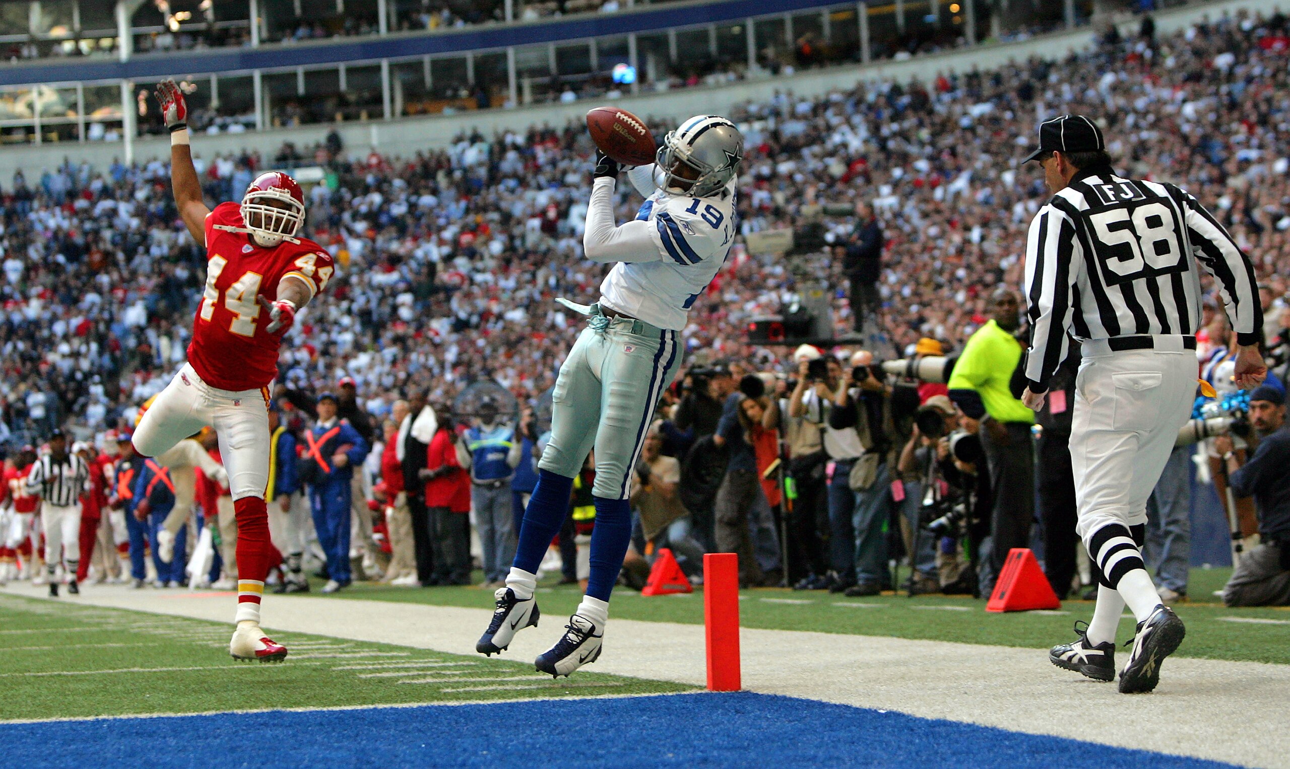 IRVING, TX - DECEMBER 11:  Wide receiver Keyshawn Johnson #19 of the Dallas Cowboys drops a pass in the end zone against Eric Warfield #44 of the Kansas City Chiefs on December 11, 2005 at Texas Stadium in Irving, Texas.  (Photo by Ronald Martinez/Getty I