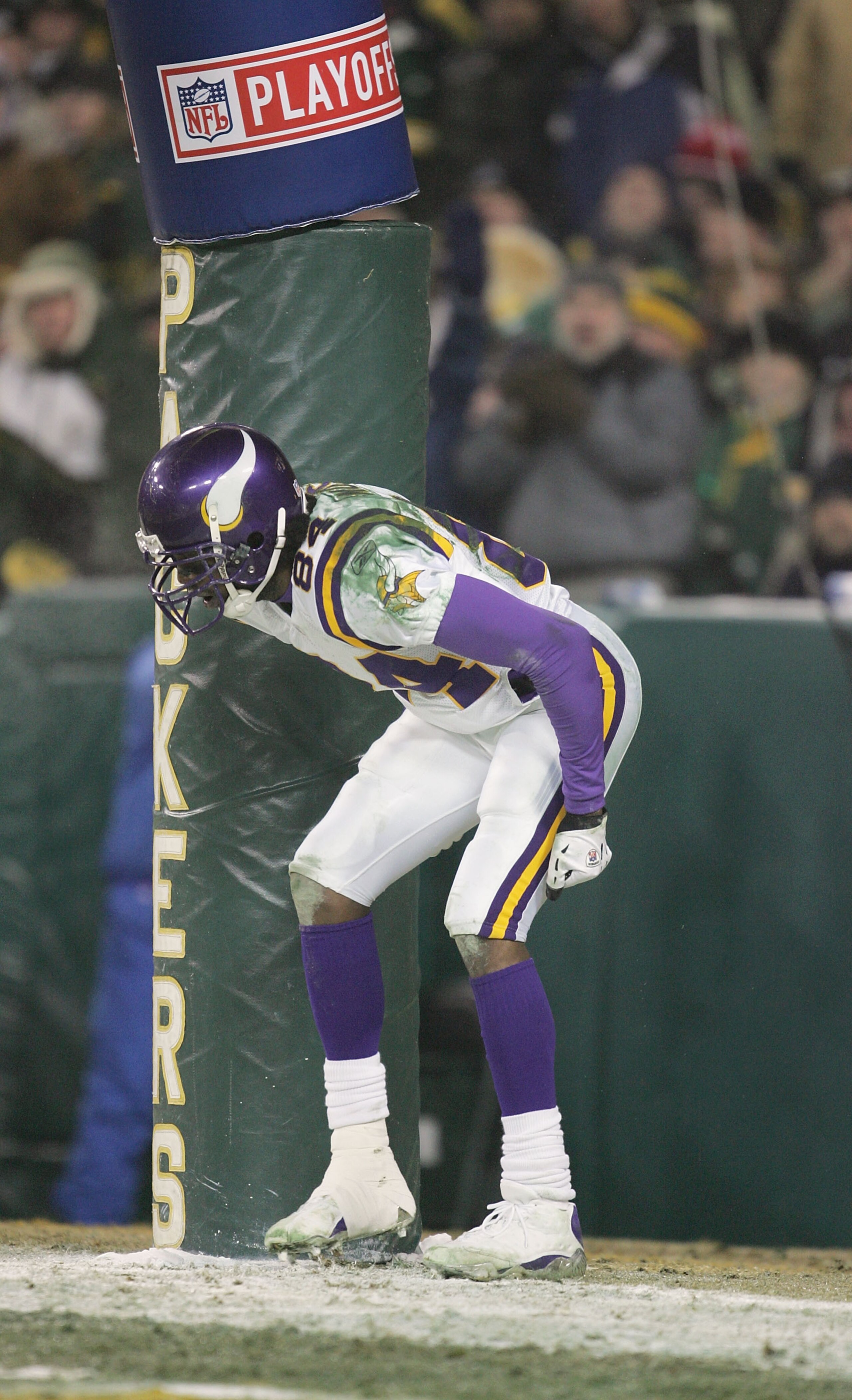 GREEN BAY, WI - JANUARY 9:  Wide receiver Randy Moss #84 of the Minnesota Vikings pretends to moon the crowd after scoring a touchdown against the Green Bay Packers in the NFC wild-card game at Lambeau Field on January 9, 2005 in Green Bay, Wisconsin. The
