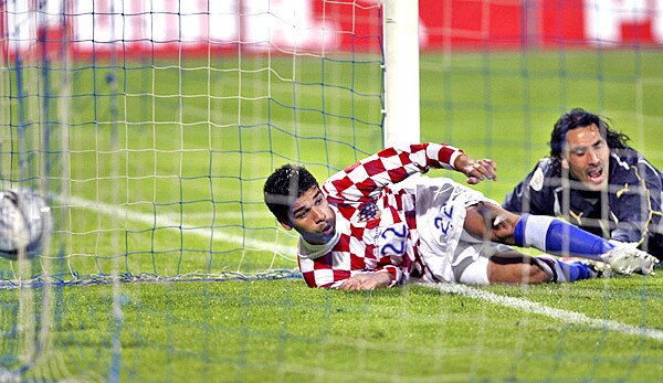Eduardo scores a hat trick against Israel in 2006